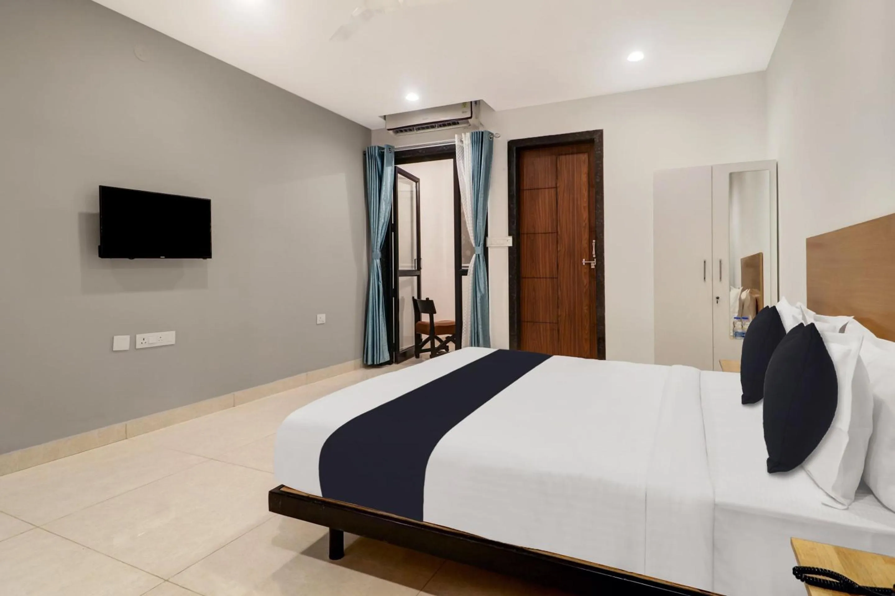 Bedroom, Bed in Townhouse OAK De Alphabet Hotel Bolarum