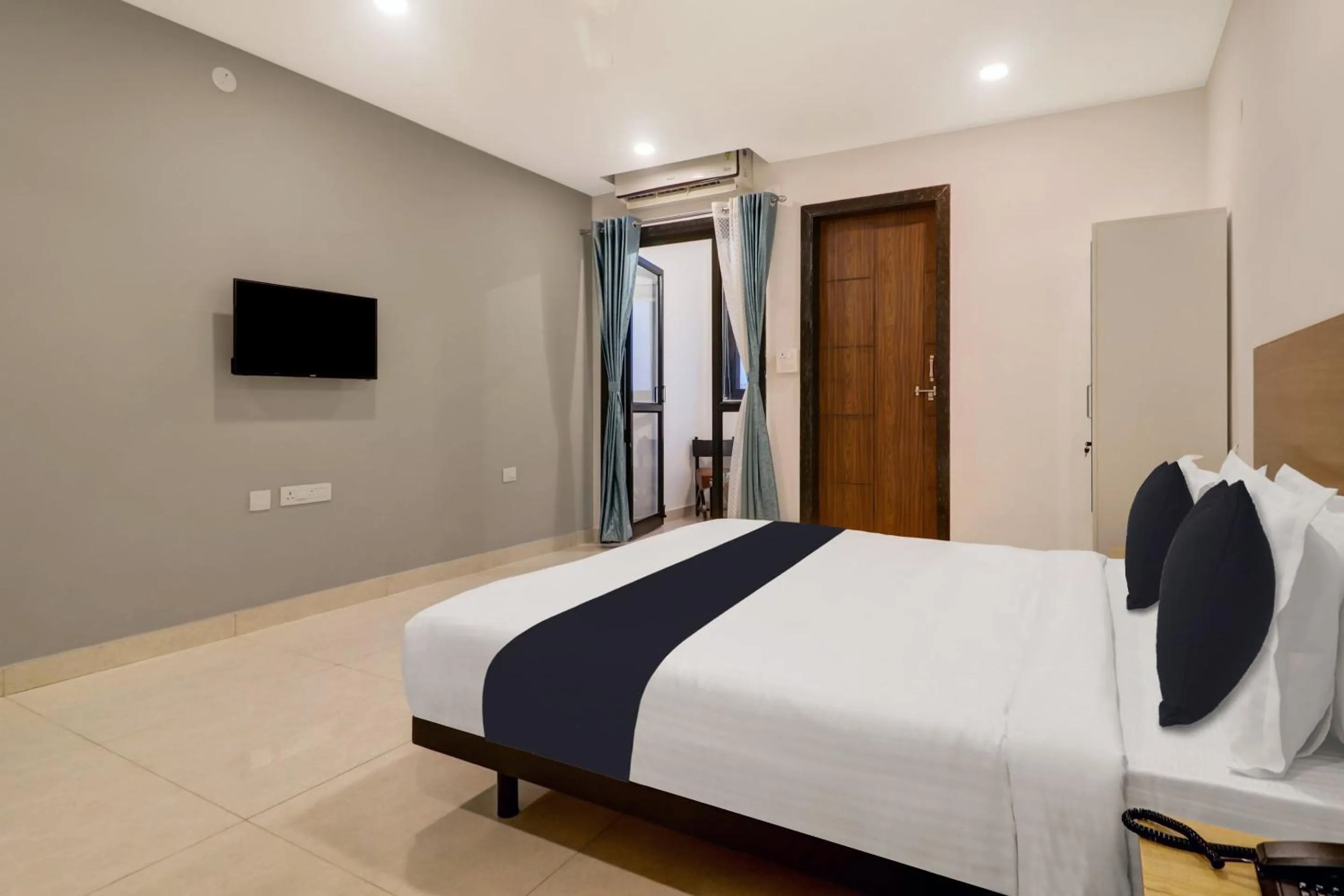 Bedroom, Bed in Townhouse OAK De Alphabet Hotel Bolarum