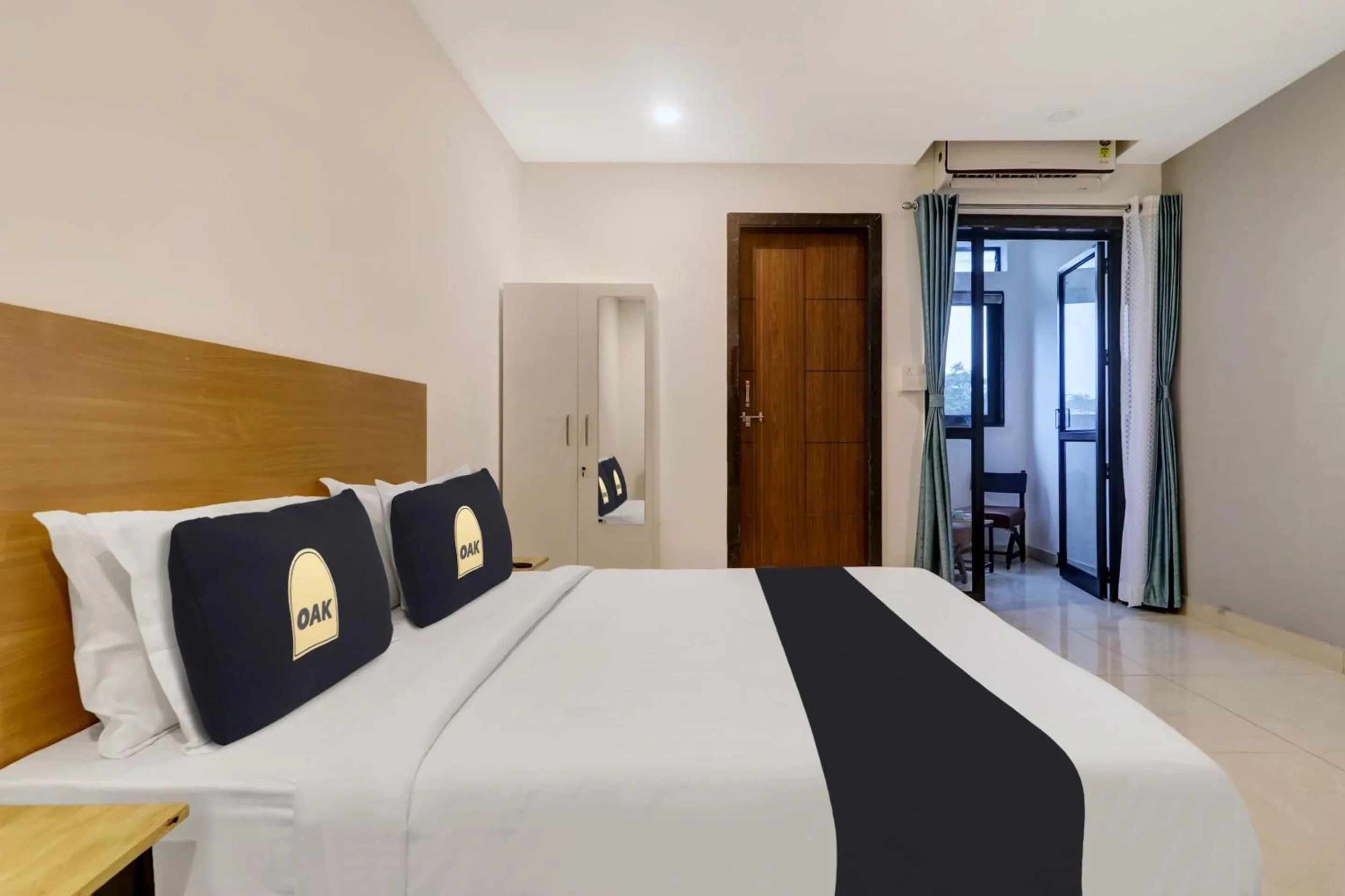 Bedroom, Bed in Townhouse OAK De Alphabet Hotel Bolarum