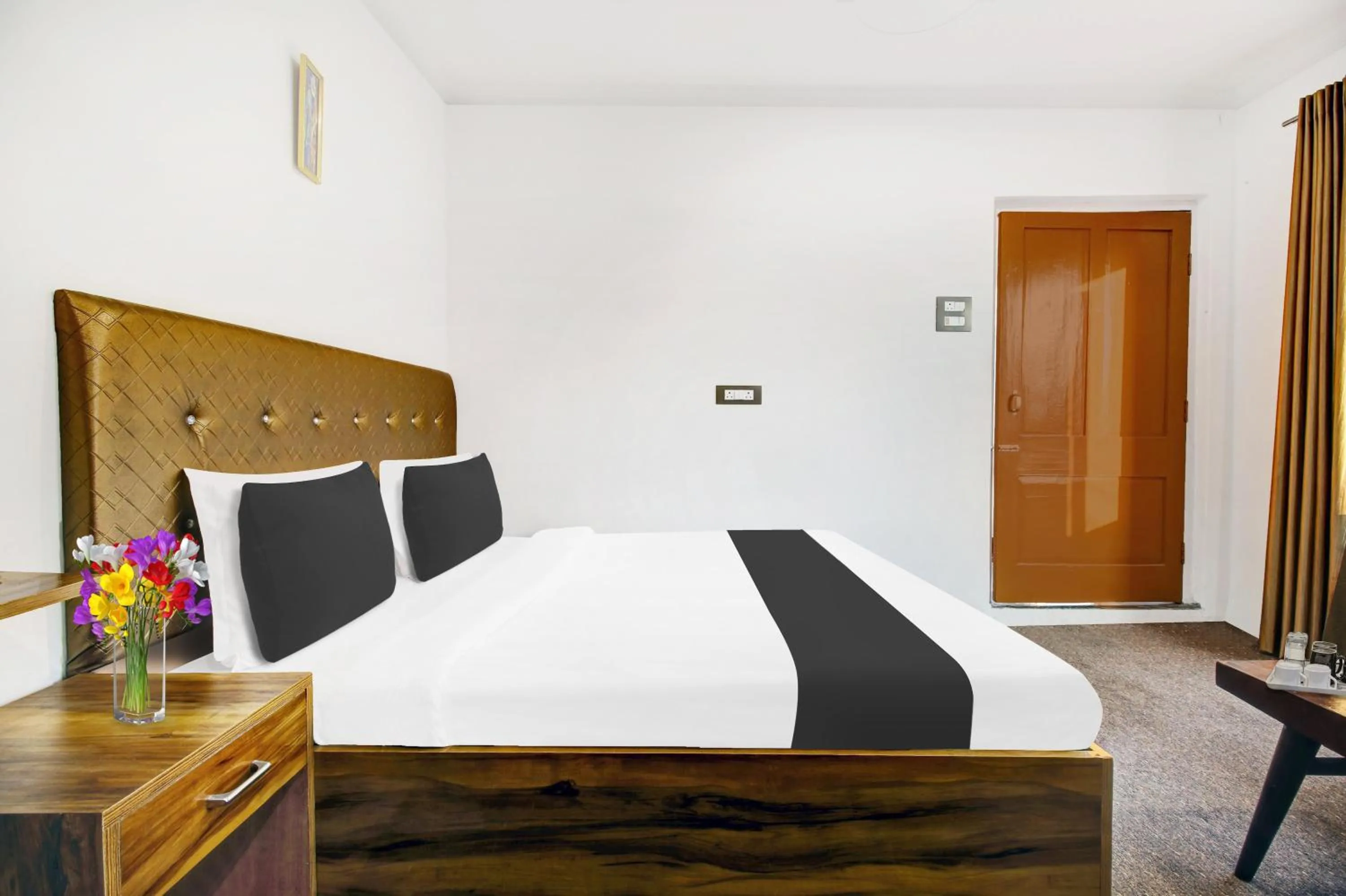 Bedroom, Bed in Collection O Dal Lake