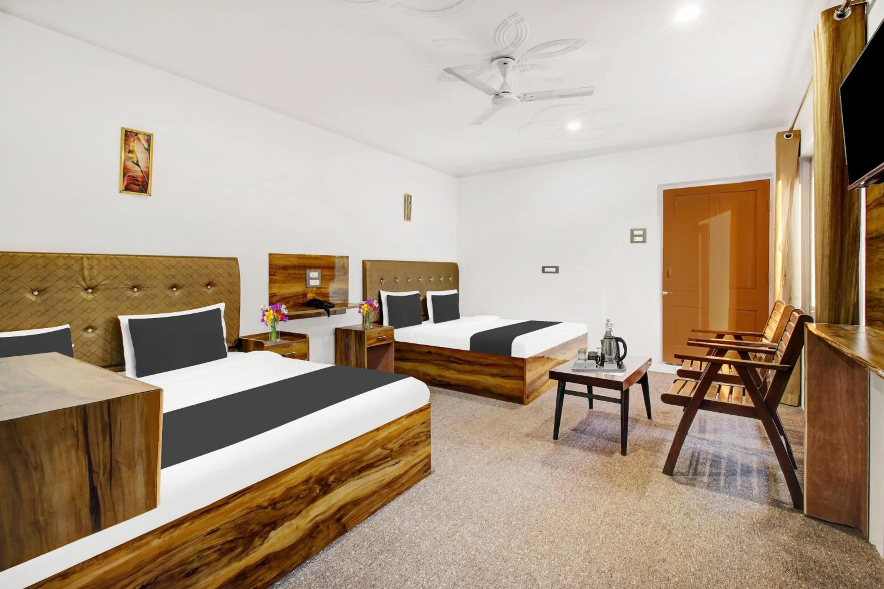 Bedroom, Bed in Collection O Dal Lake