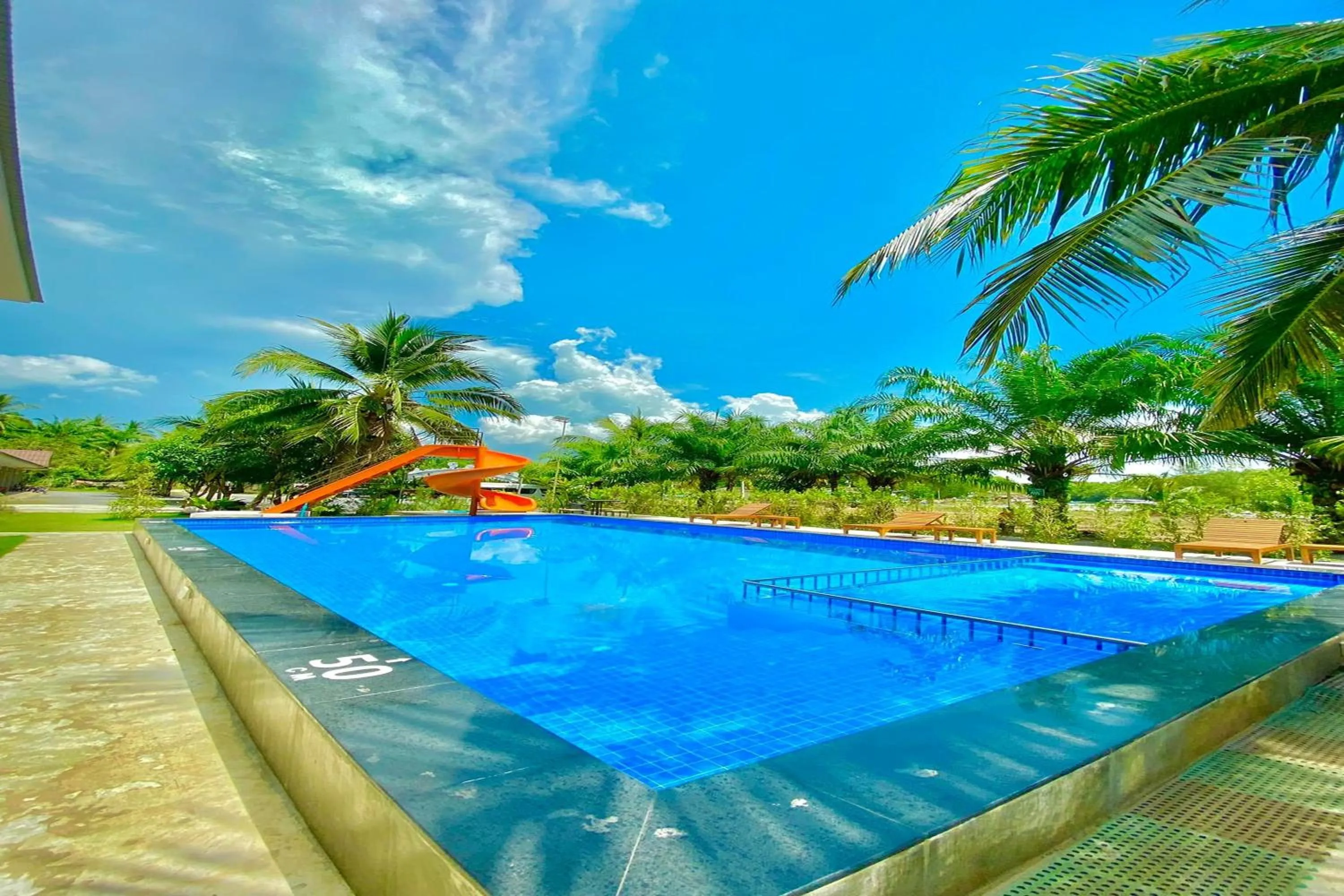 Swimming pool in Chanpailin Omarzaa