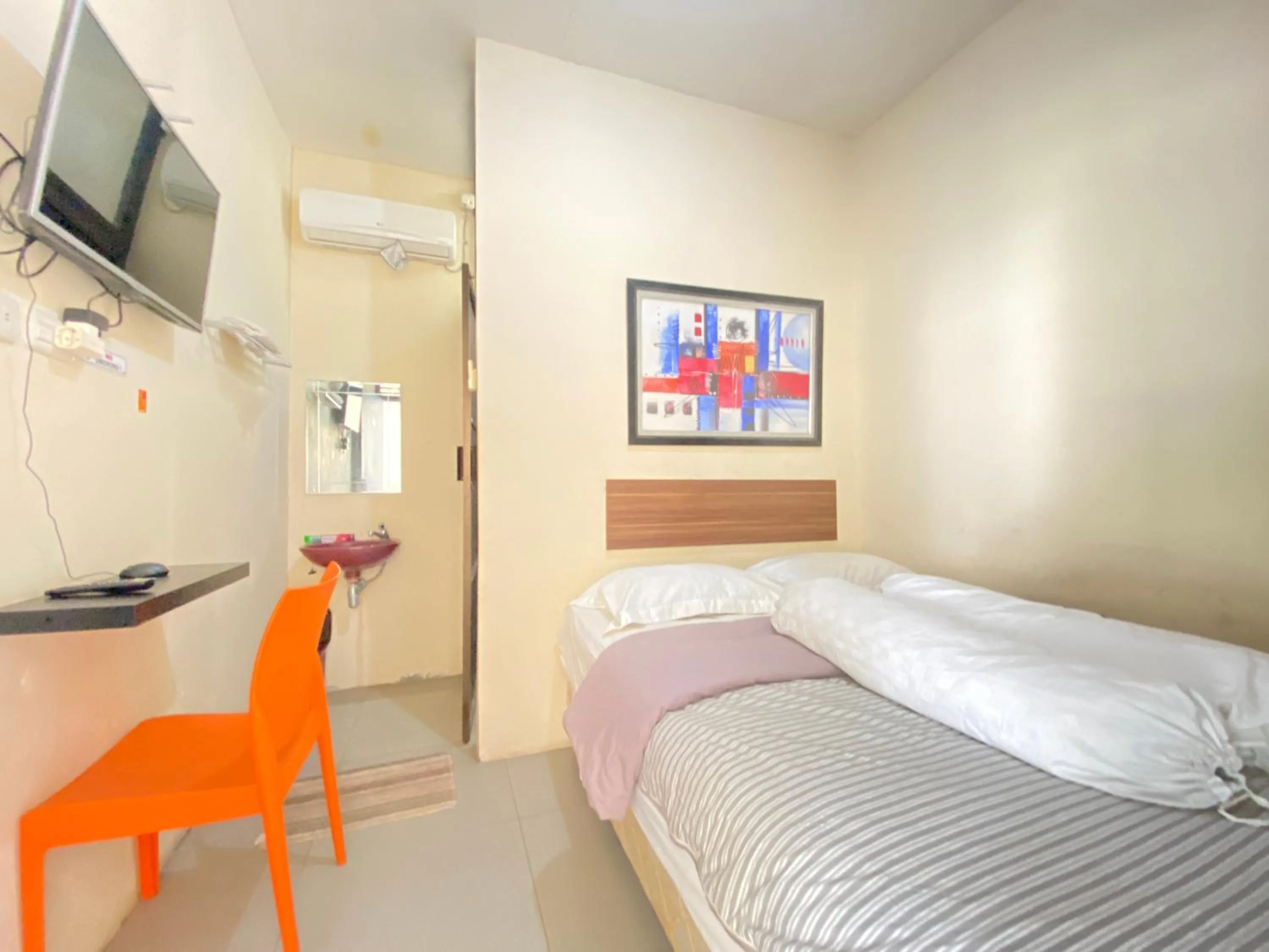 TV and multimedia in De Homestay Mitra RedDoorz Bitung