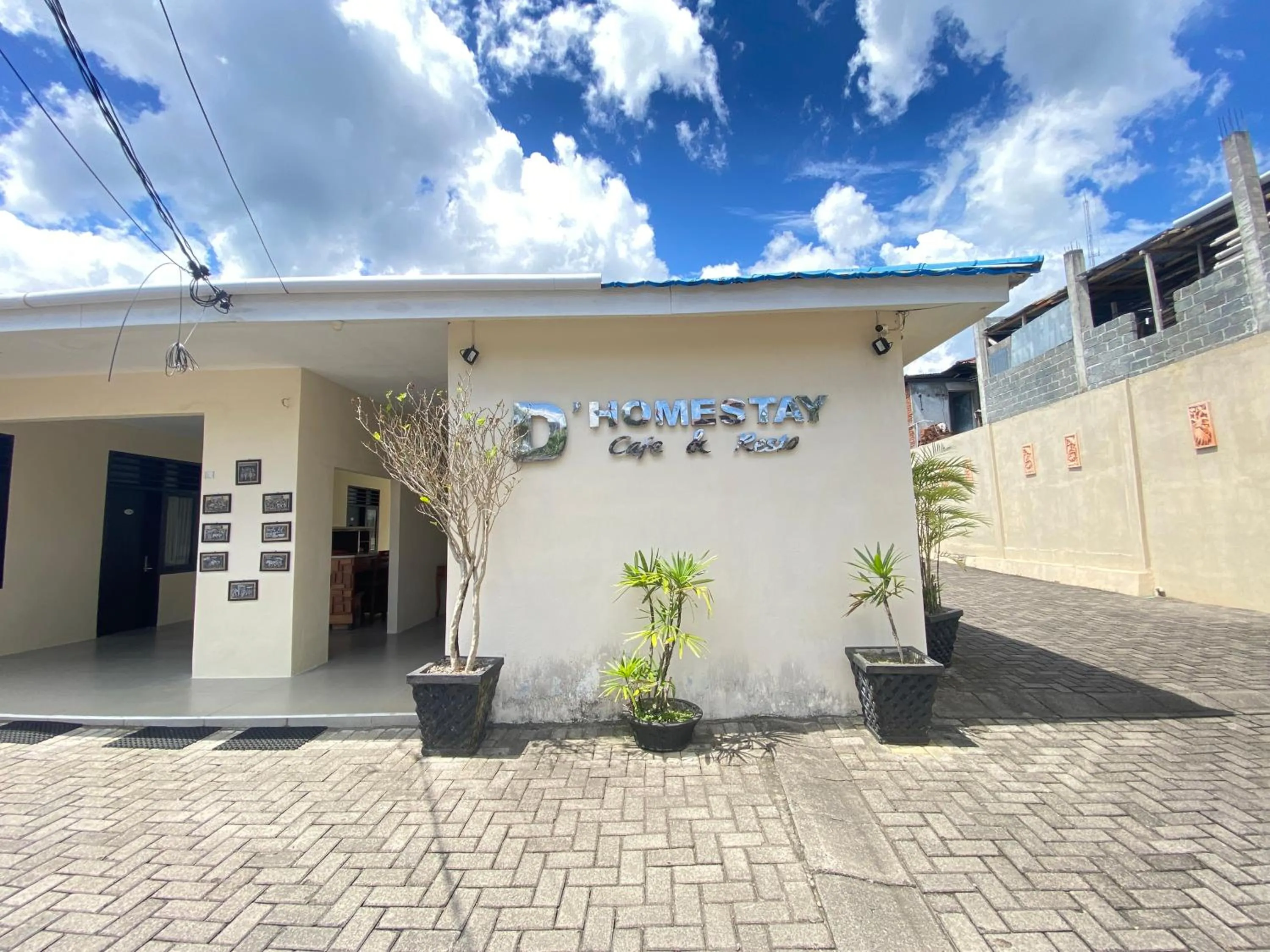 Property building in De Homestay Mitra RedDoorz Bitung