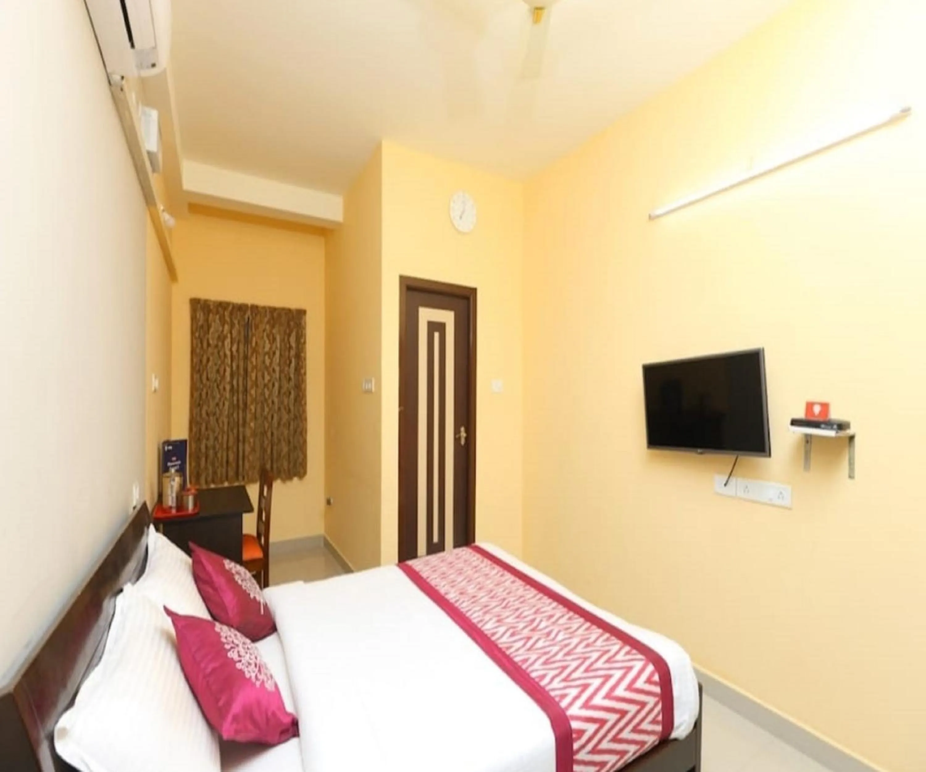 Photo of the whole room, Bed in ITs SOUTH EAST RESIDENCY