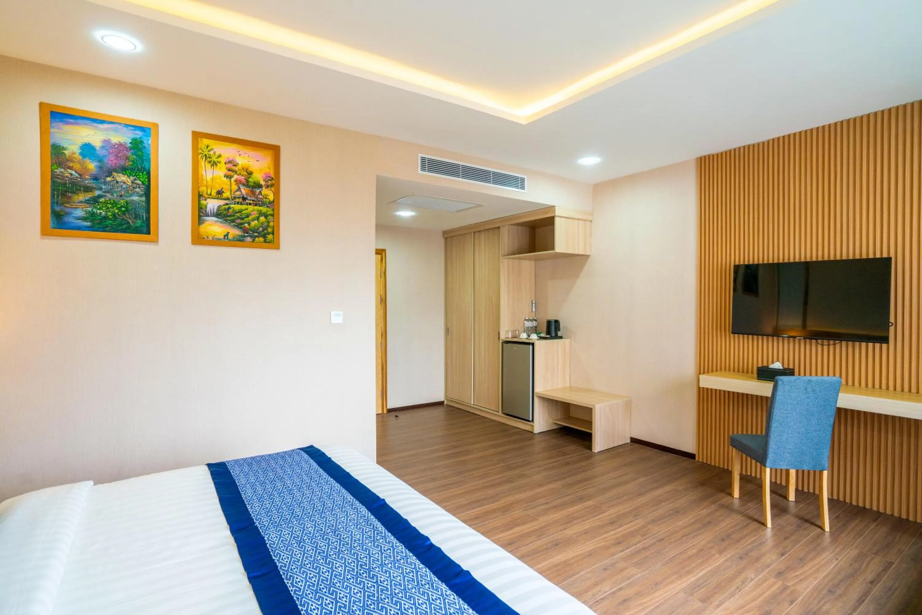 Communal lounge/ TV room, Bed in S Vangvieng Boutique Hotel