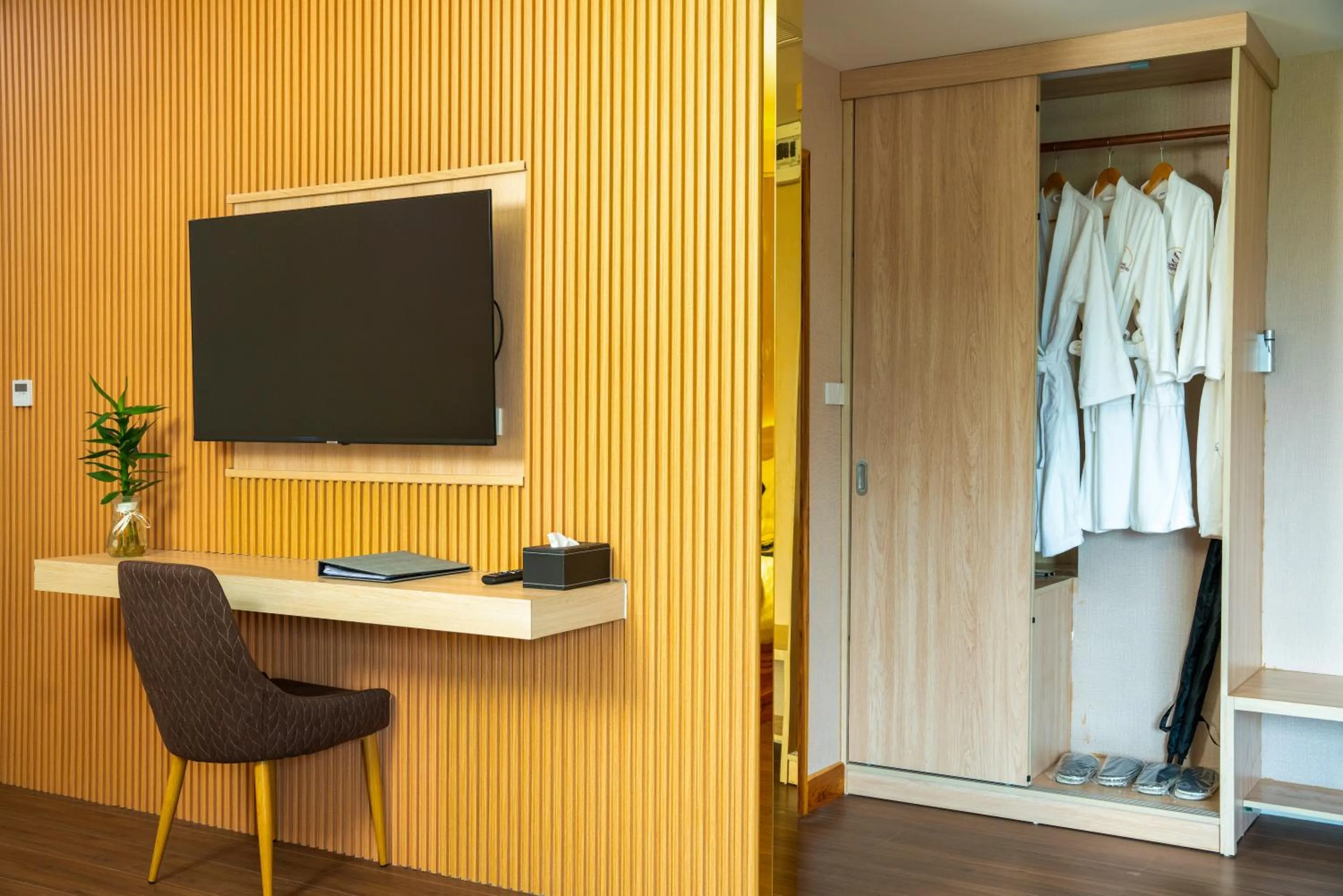 Communal lounge/ TV room in S Vangvieng Boutique Hotel