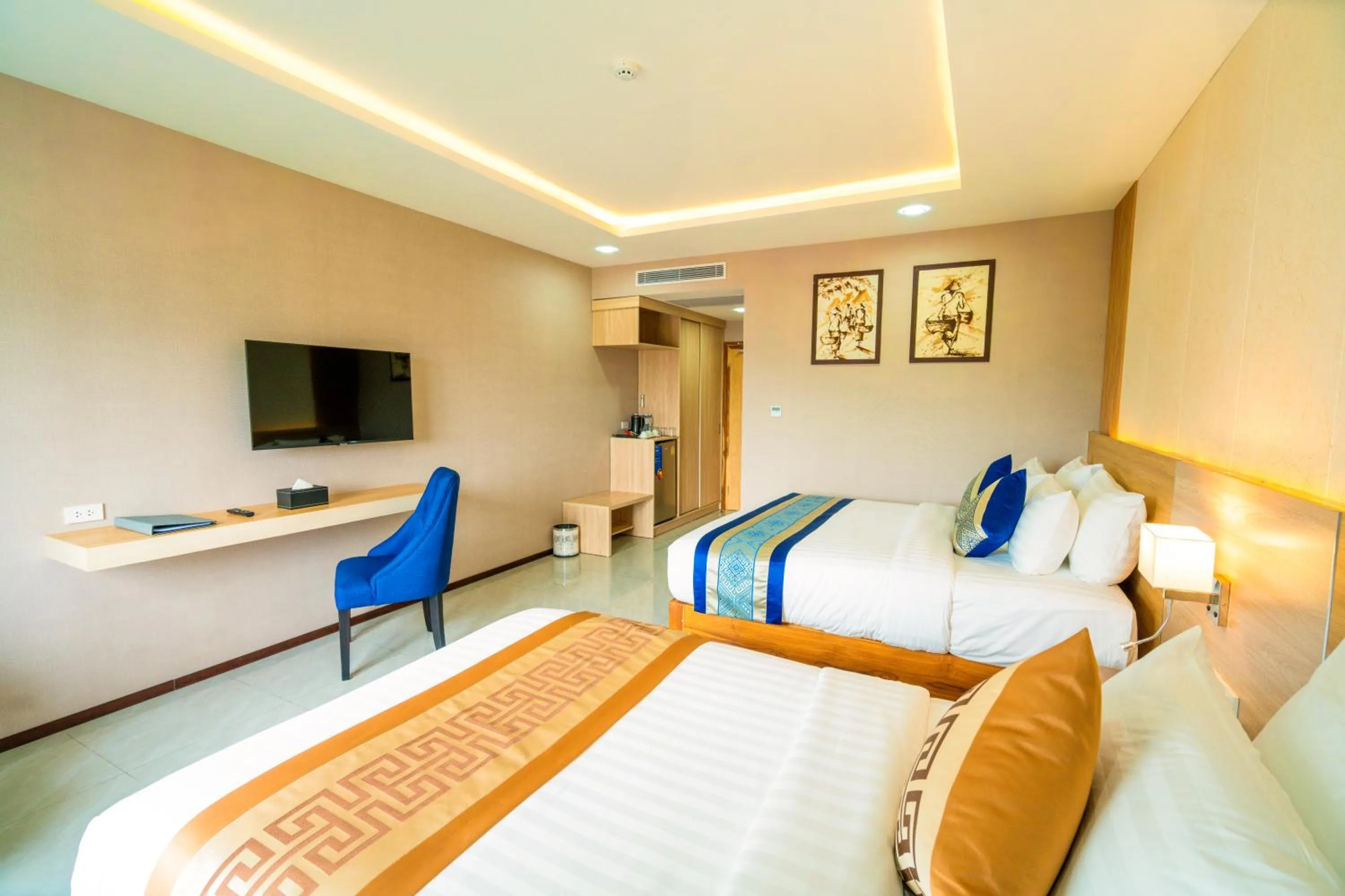 Communal lounge/ TV room, Bed in S Vangvieng Boutique Hotel