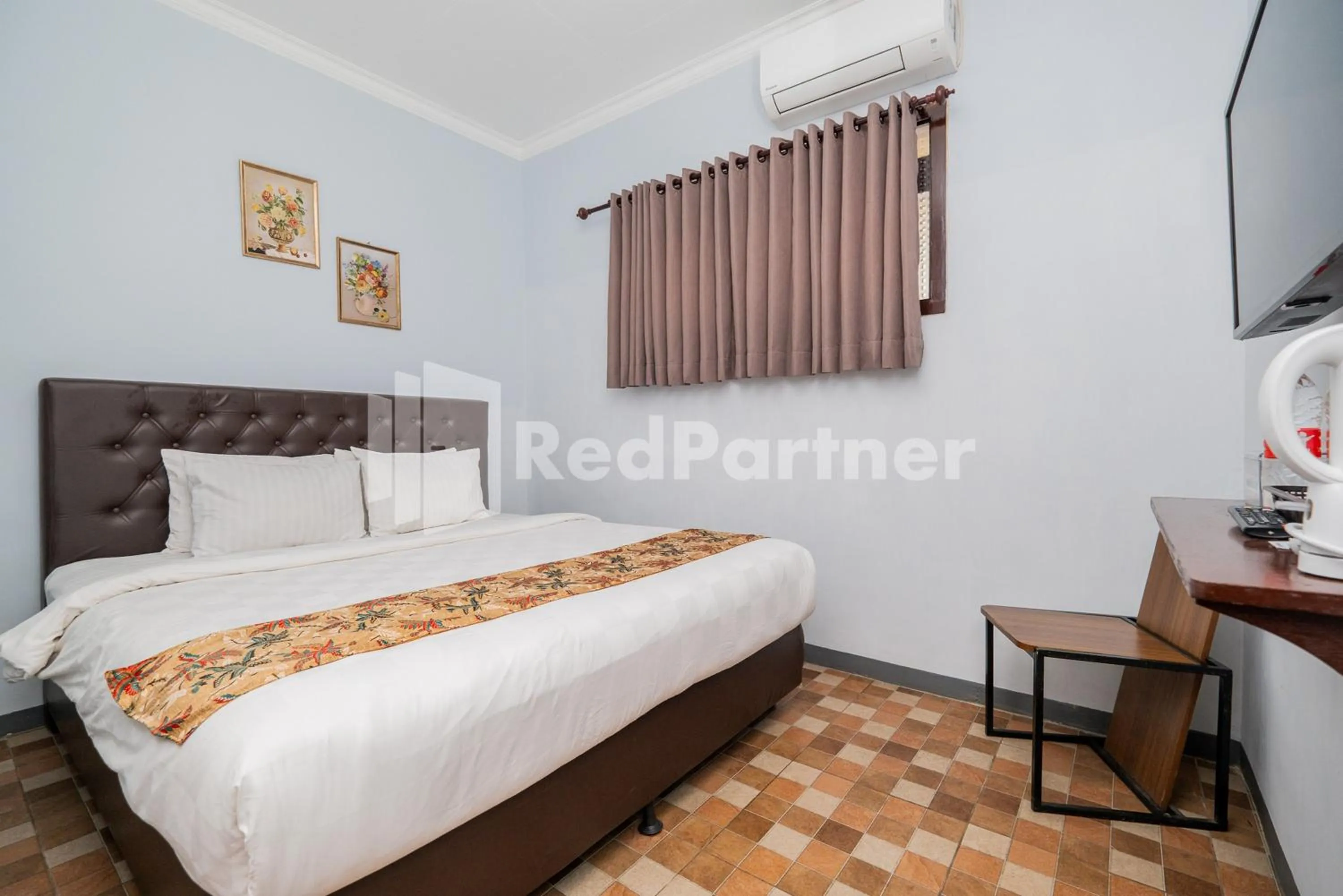 Bed in Swun Stay Inn At Sawahan Mitra RedDoorz