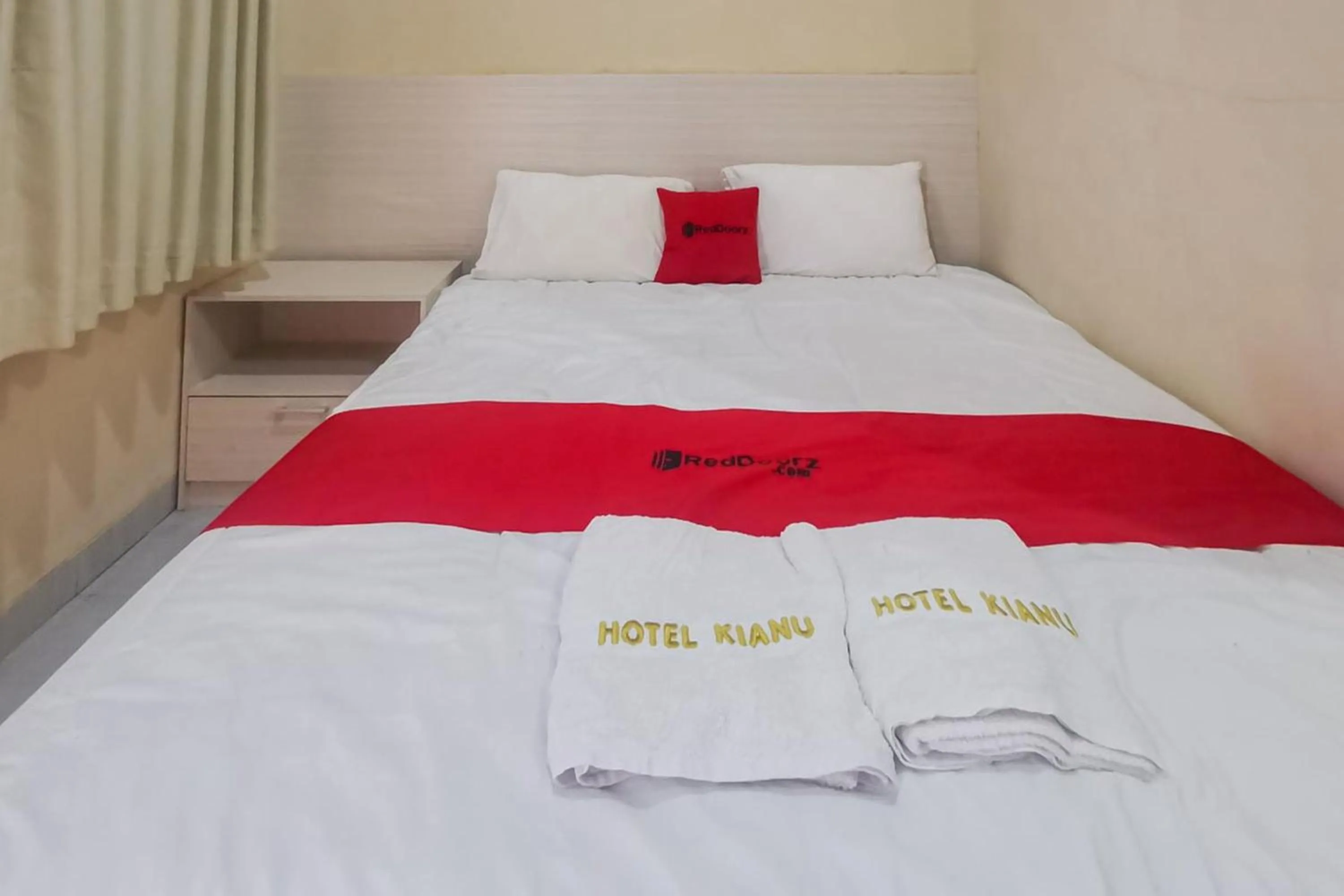 Bedroom, Bed in RedDoorz near Pantai Pancer Door Pacitan