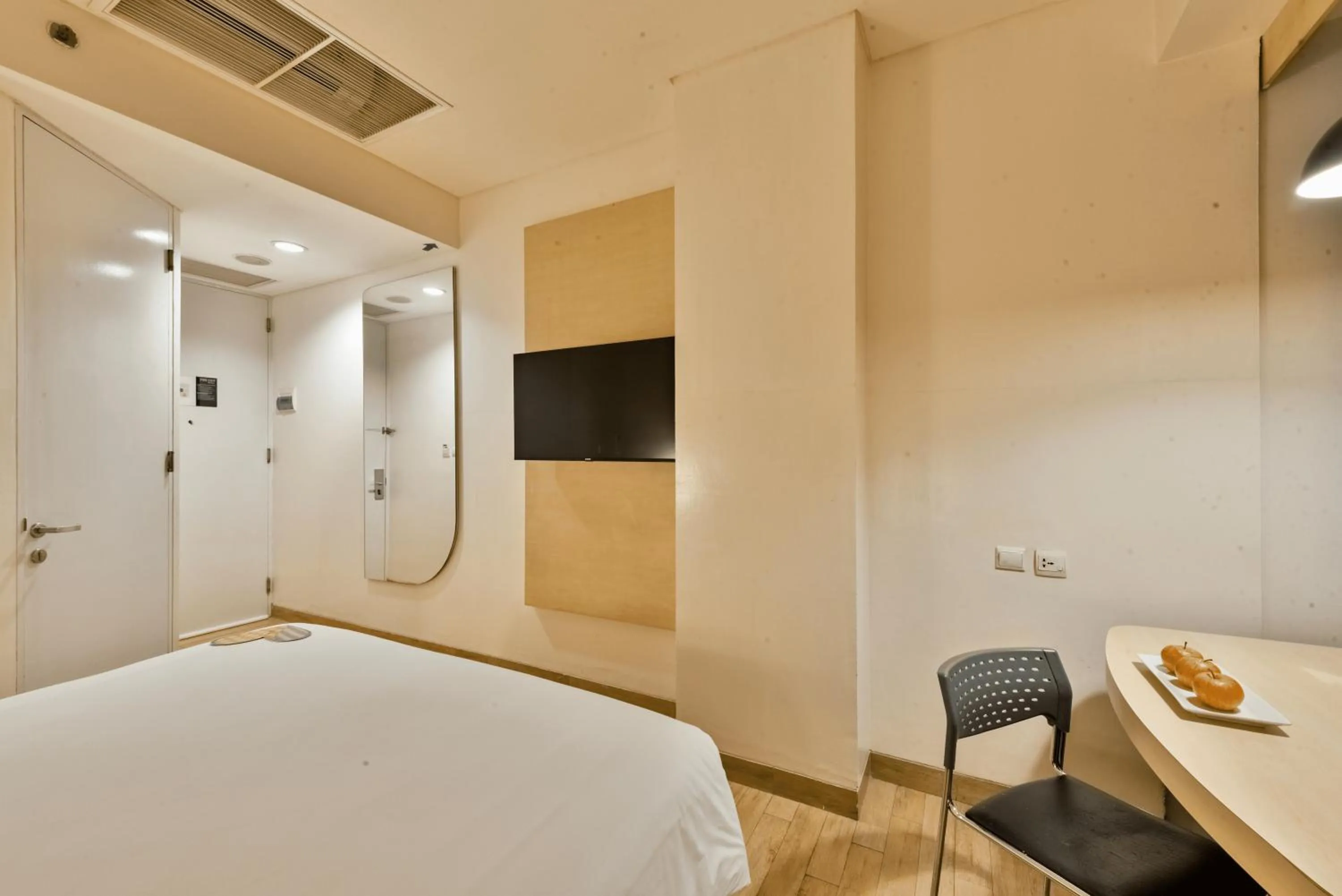 TV and multimedia, Bed in Maxone Premier Melawai