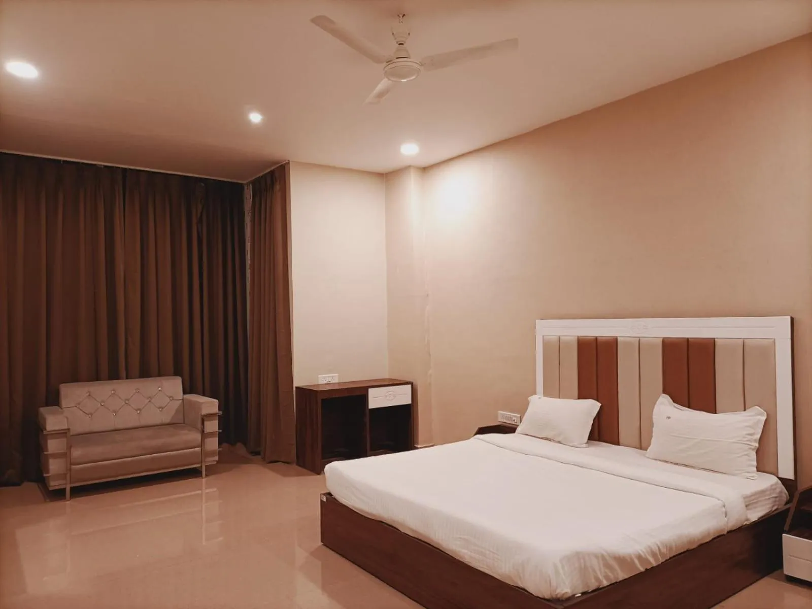 Bedroom, Bed in Hotel Emperor Paradise