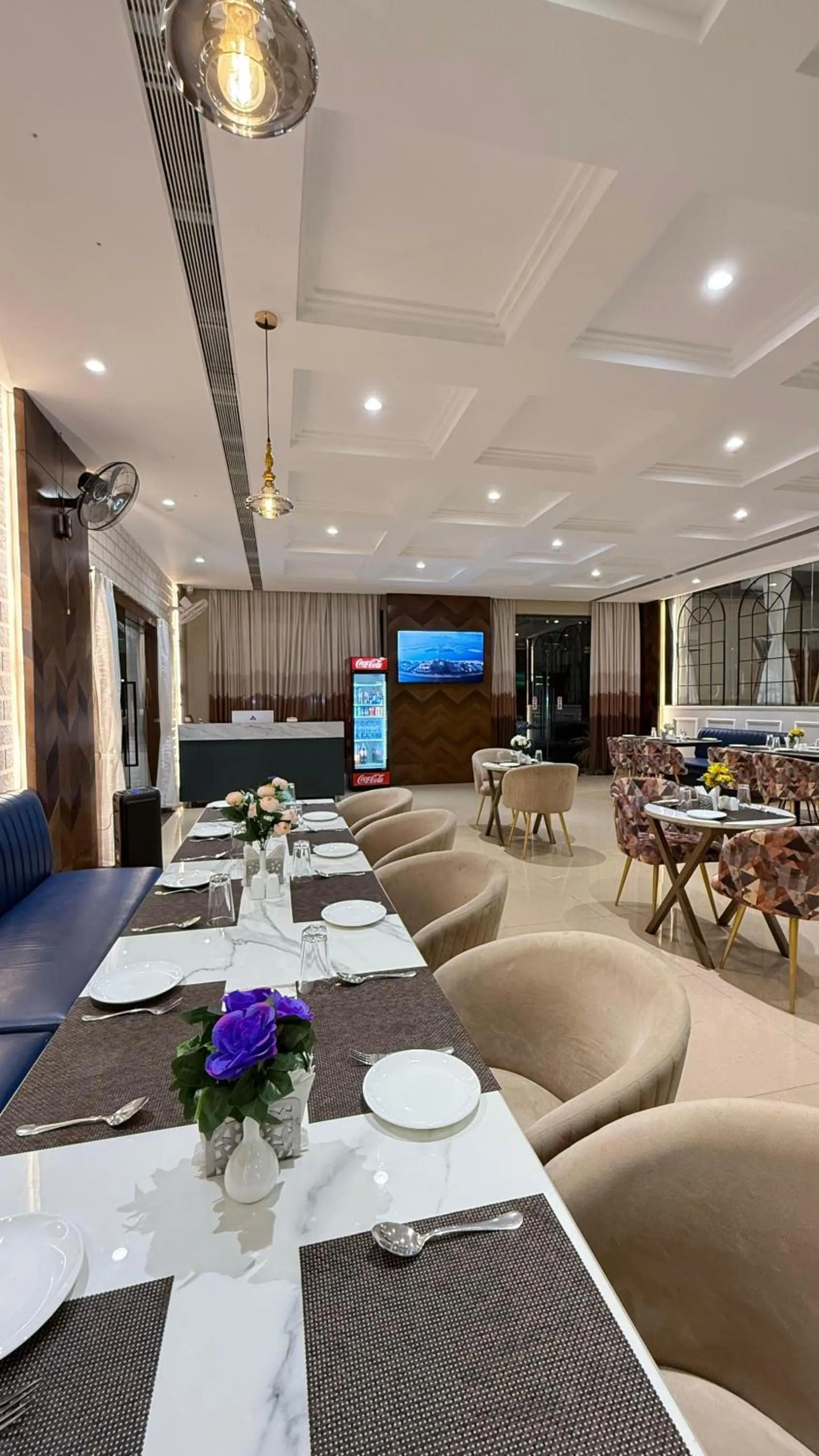 Restaurant/places to eat in Hotel Emperor Paradise