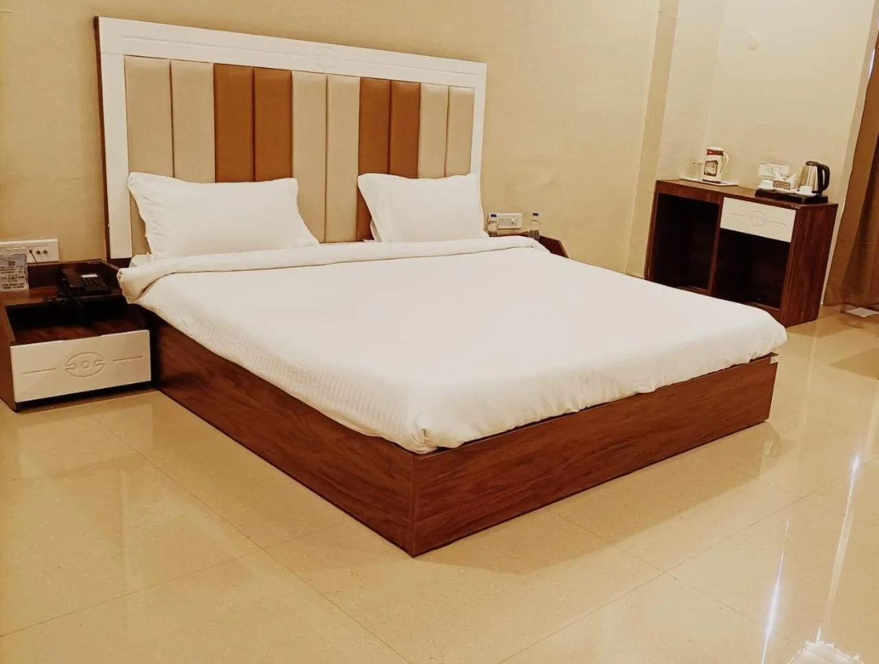 Bedroom, Bed in Hotel Emperor Paradise