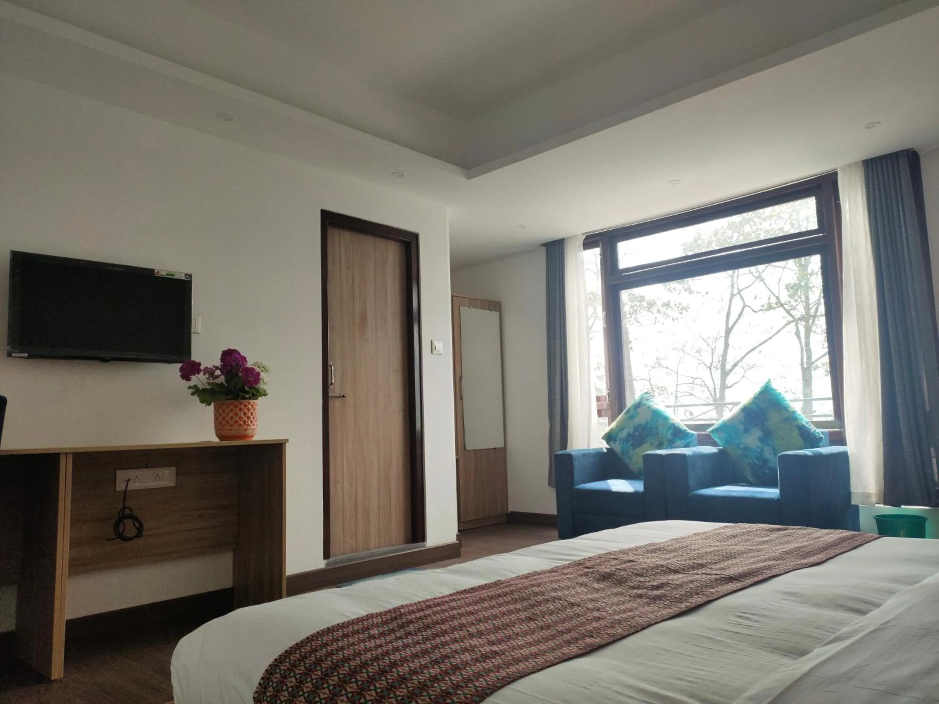 Communal lounge/ TV room, Bed in Shanol Residency