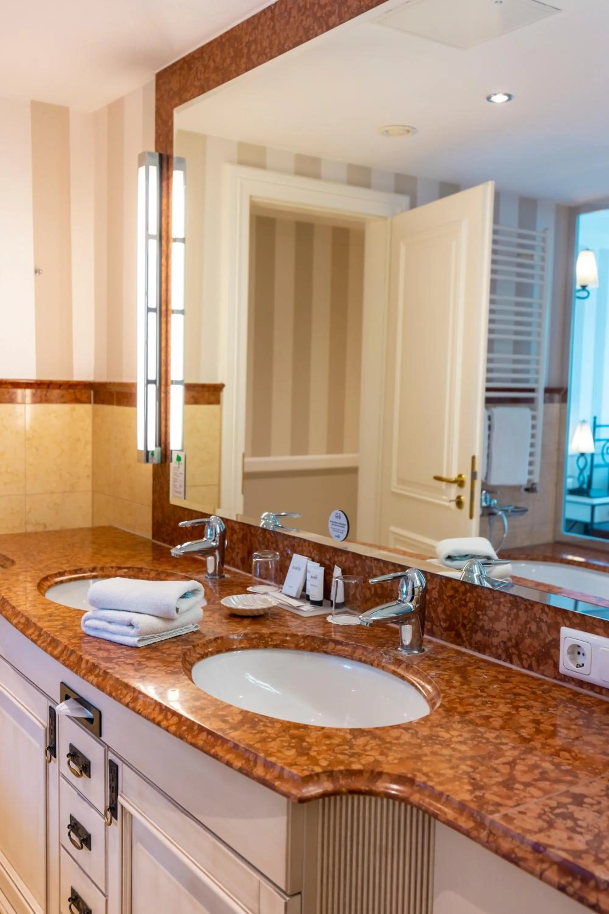 Bathroom in Hotel IV Jahreszeiten Kühlungsborn