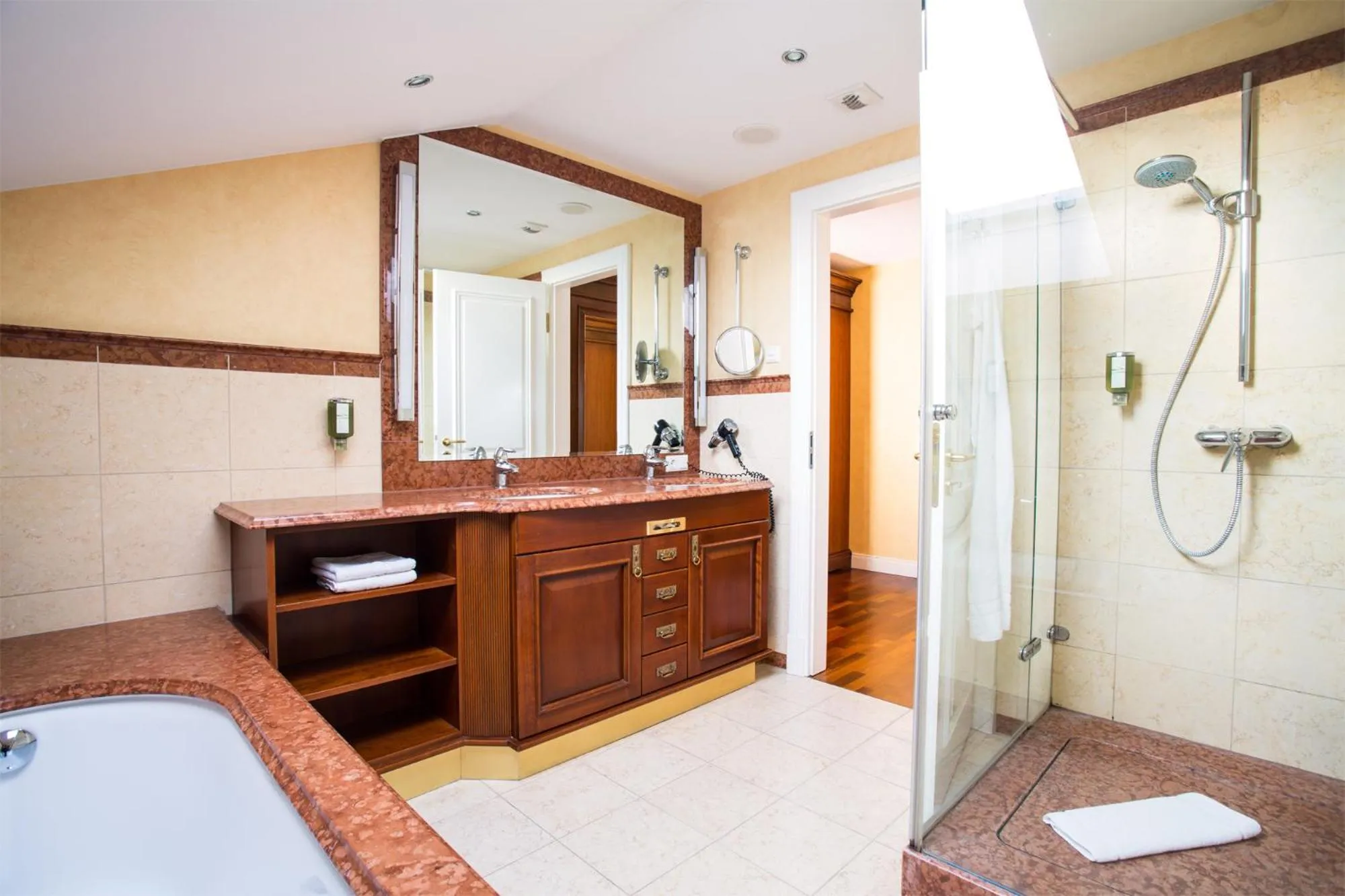 Bathroom in Hotel IV Jahreszeiten Kühlungsborn