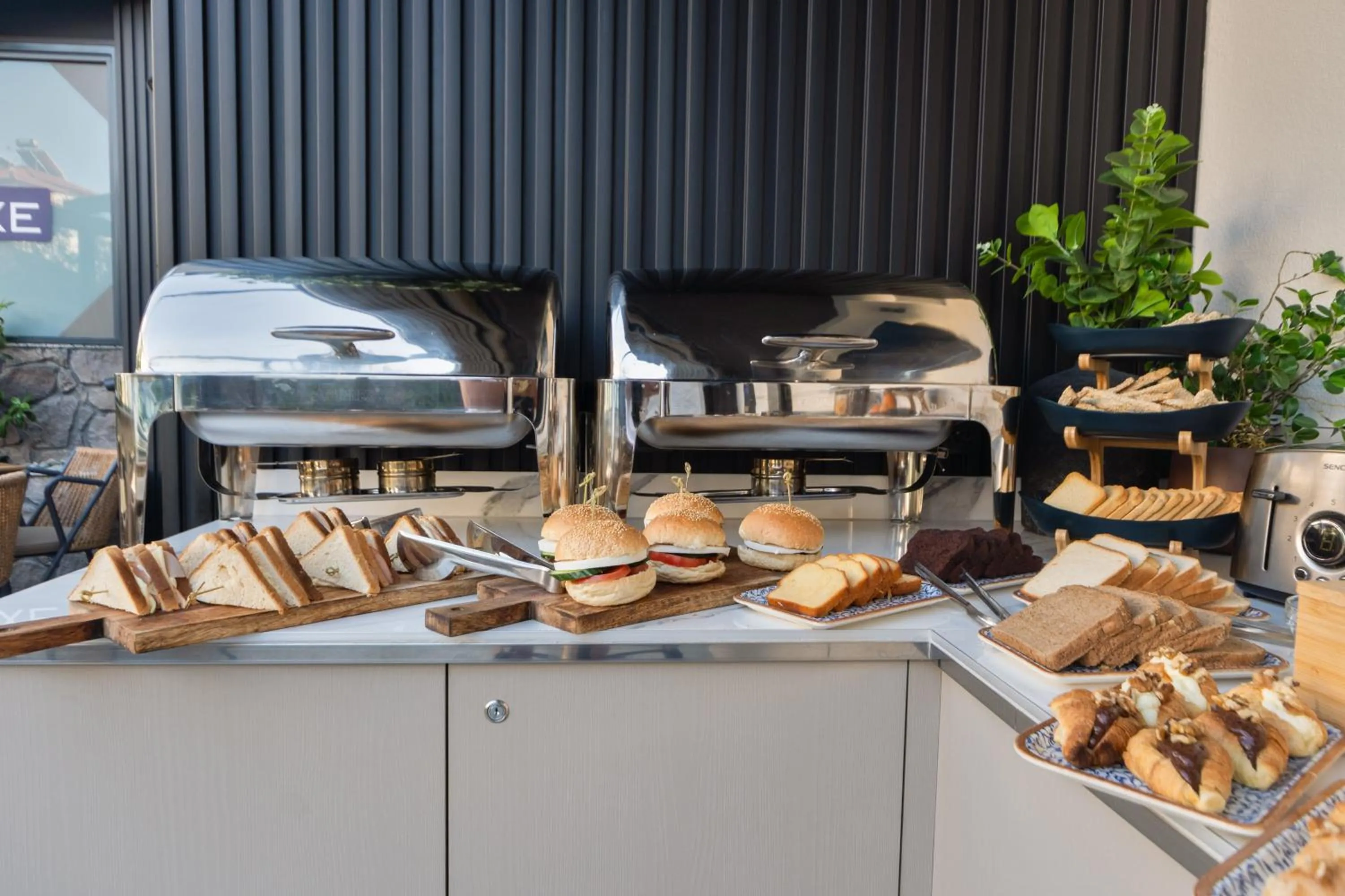 Breakfast in Costa De Luxe Suites