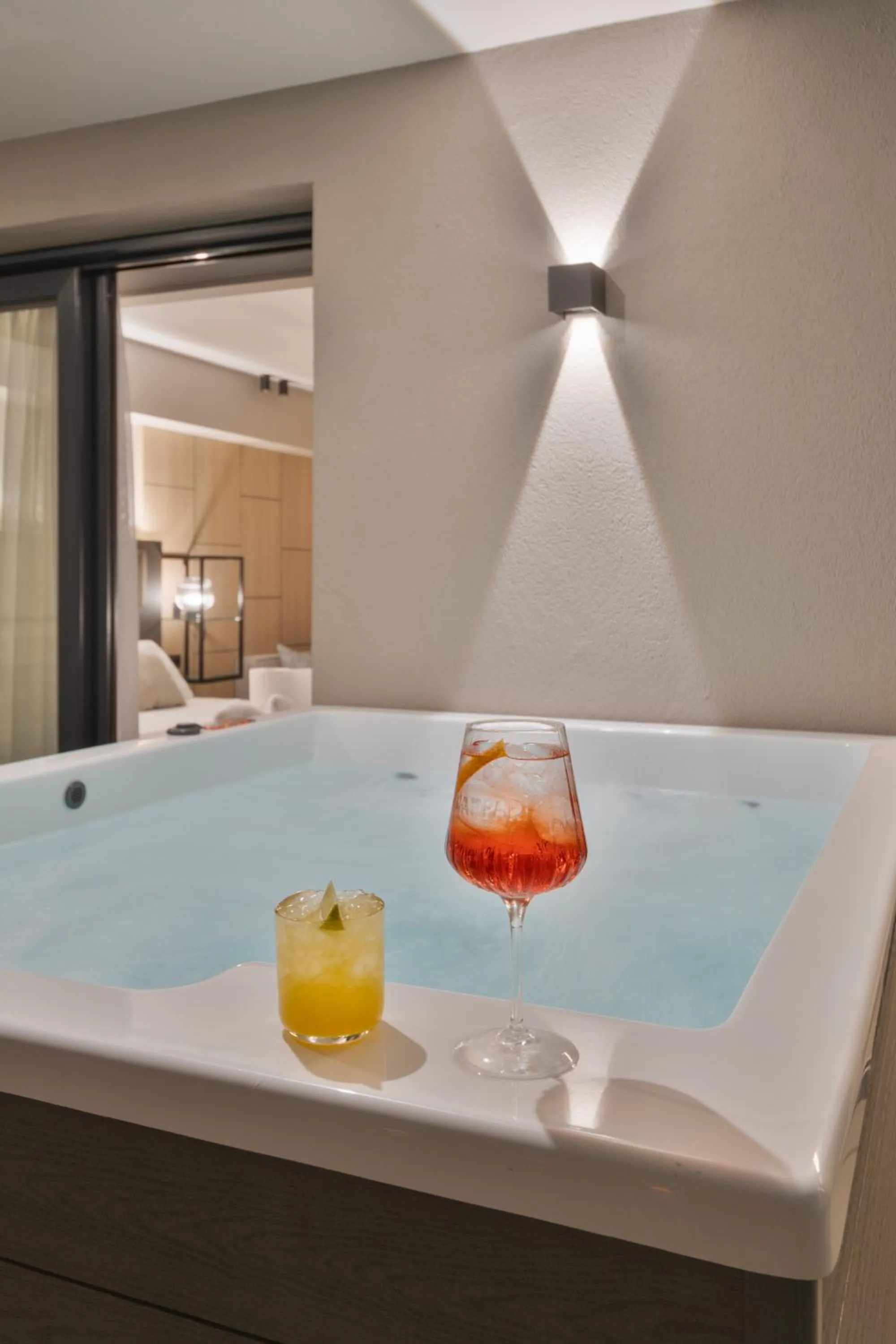 Hot Tub in Costa De Luxe Suites