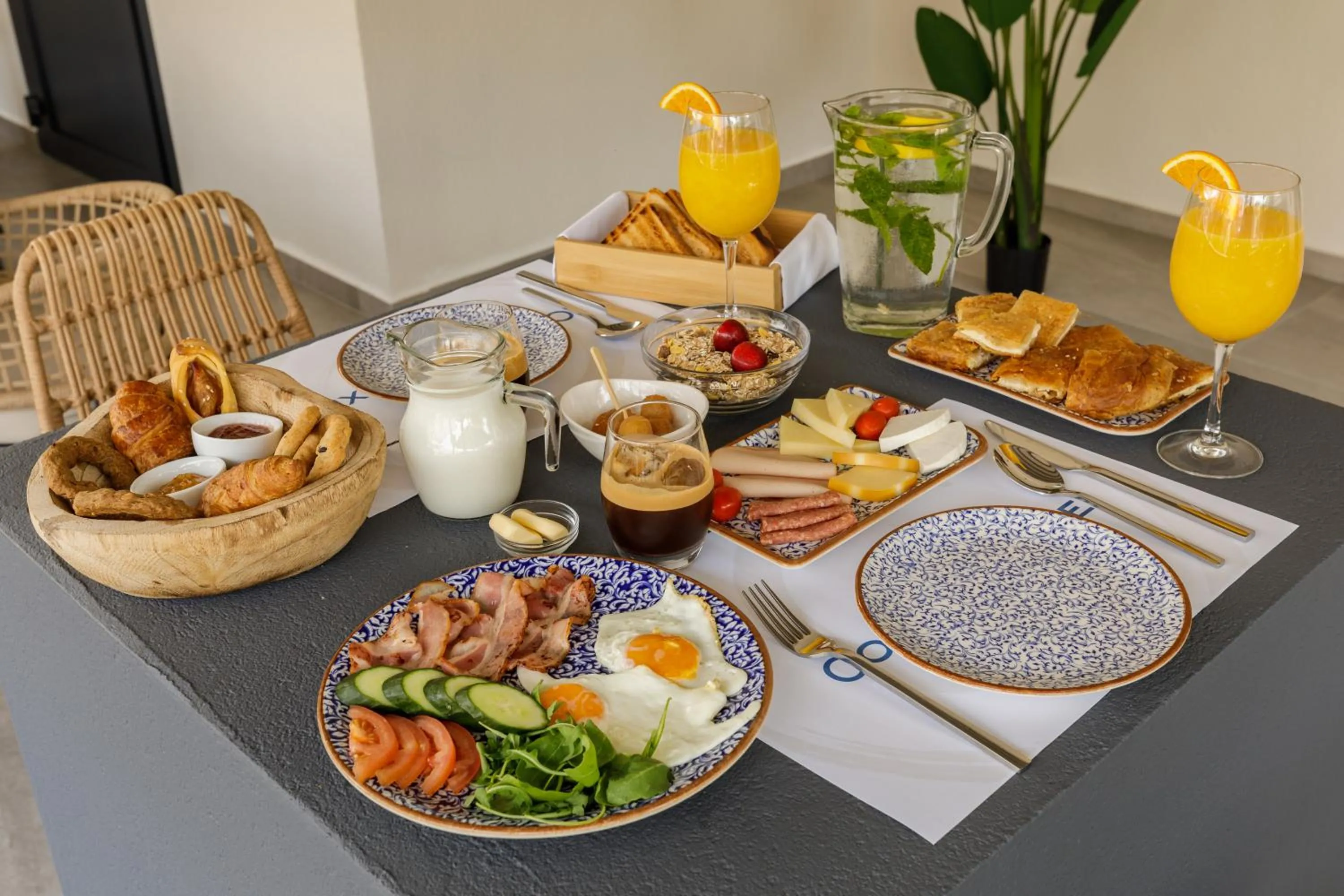 Breakfast in Costa De Luxe Suites