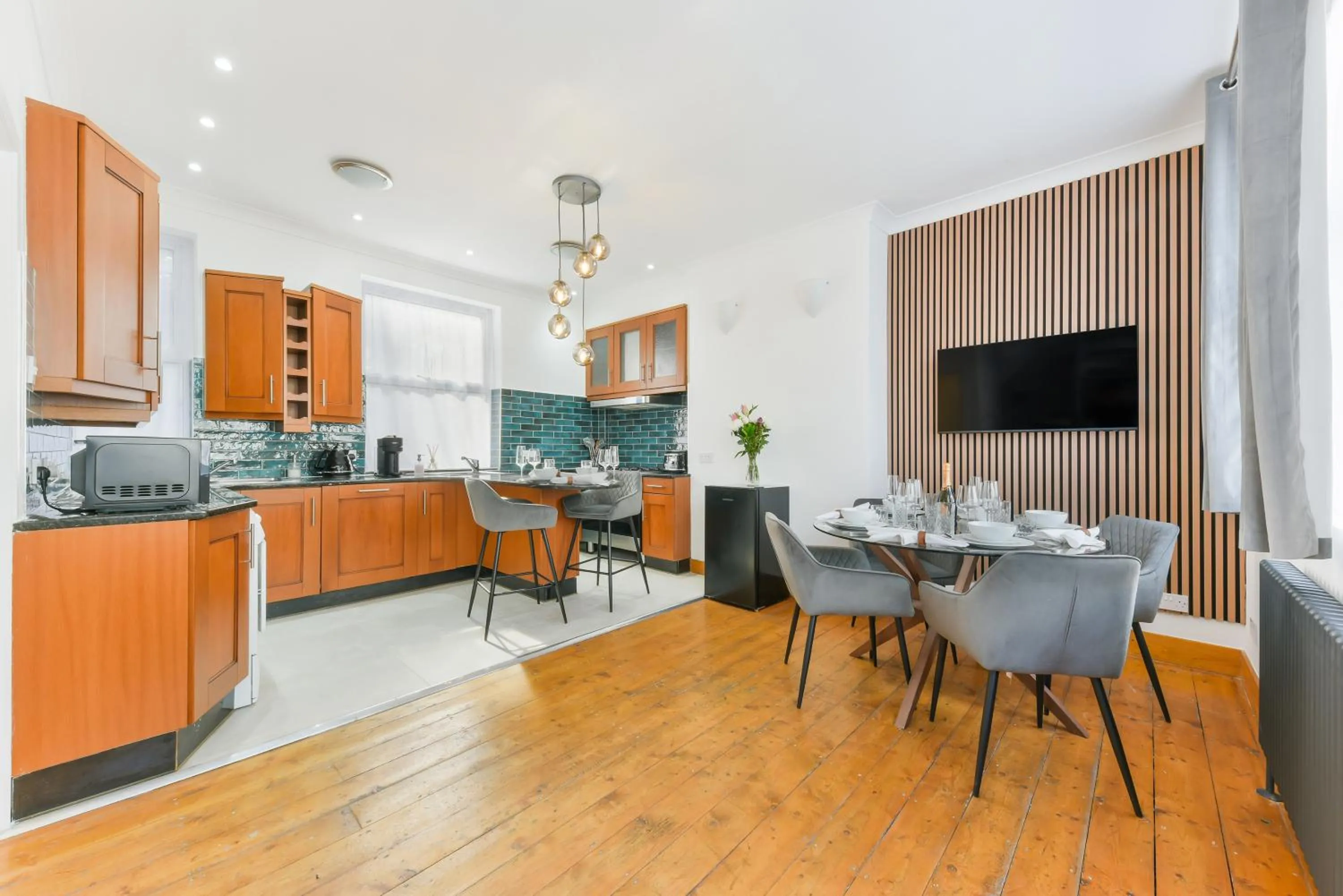 TV and multimedia in Avari Apartments - Hatton Collection