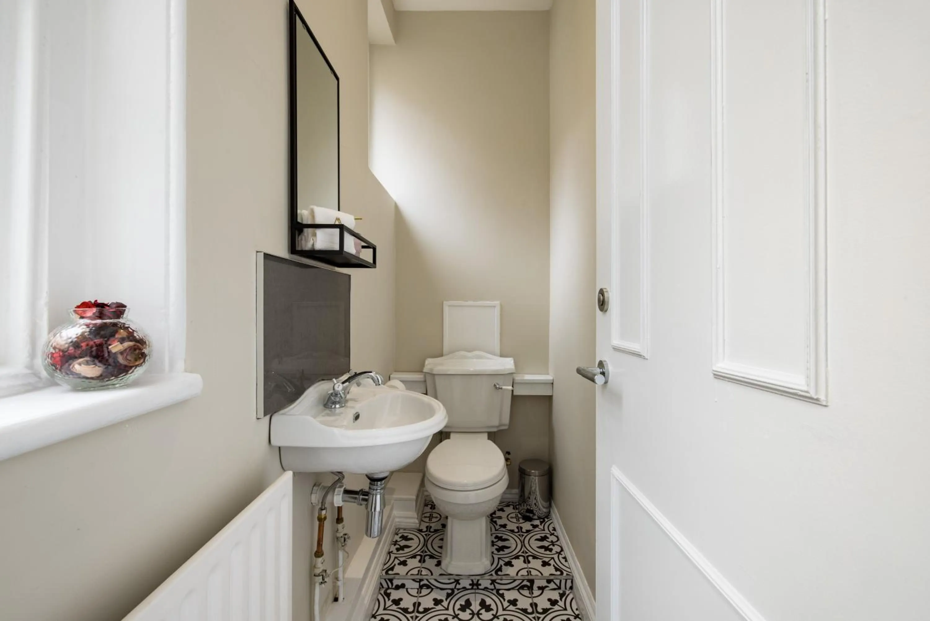 Toilet in Avari Apartments - Hatton Collection