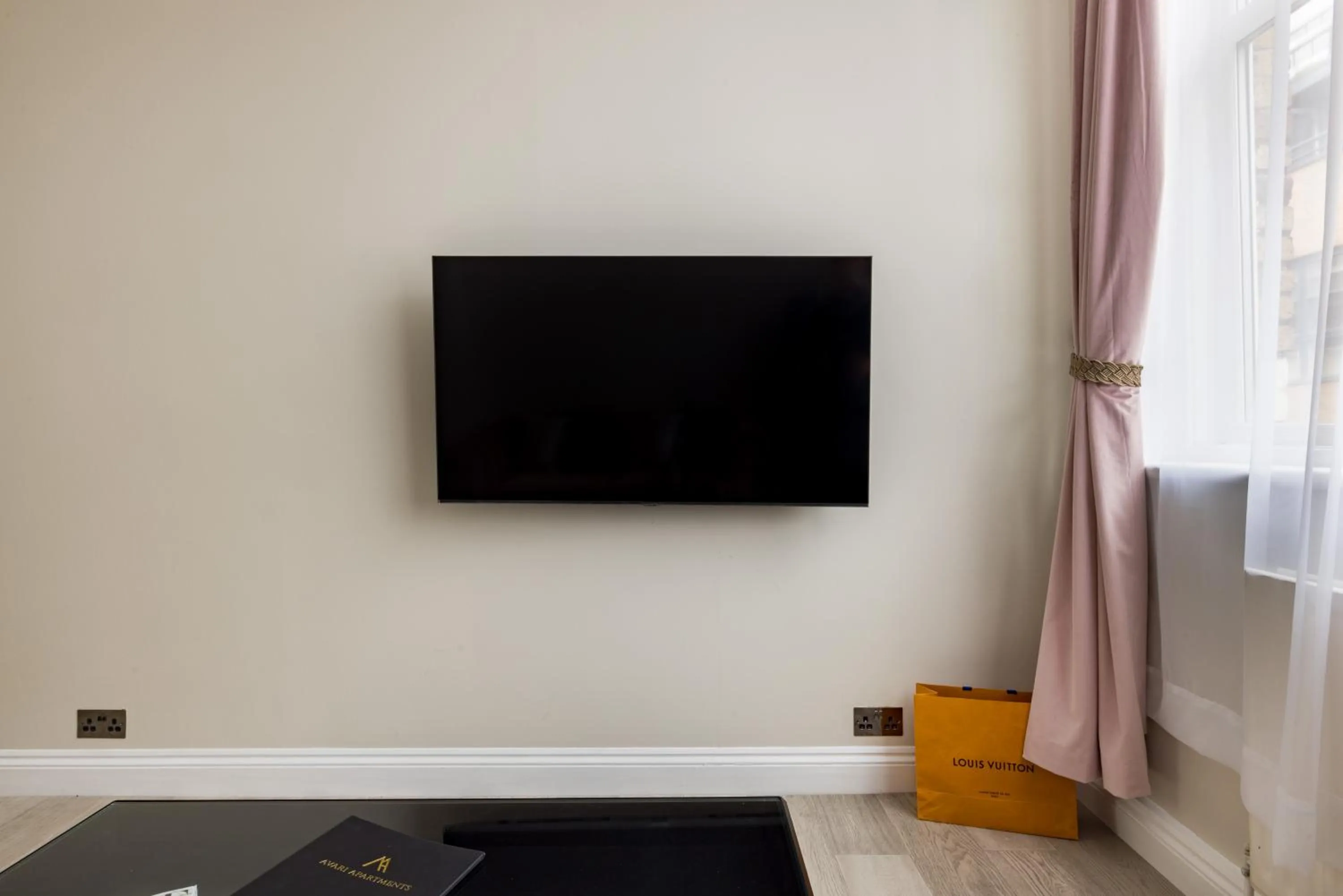 TV and multimedia in Avari Apartments - Hatton Collection