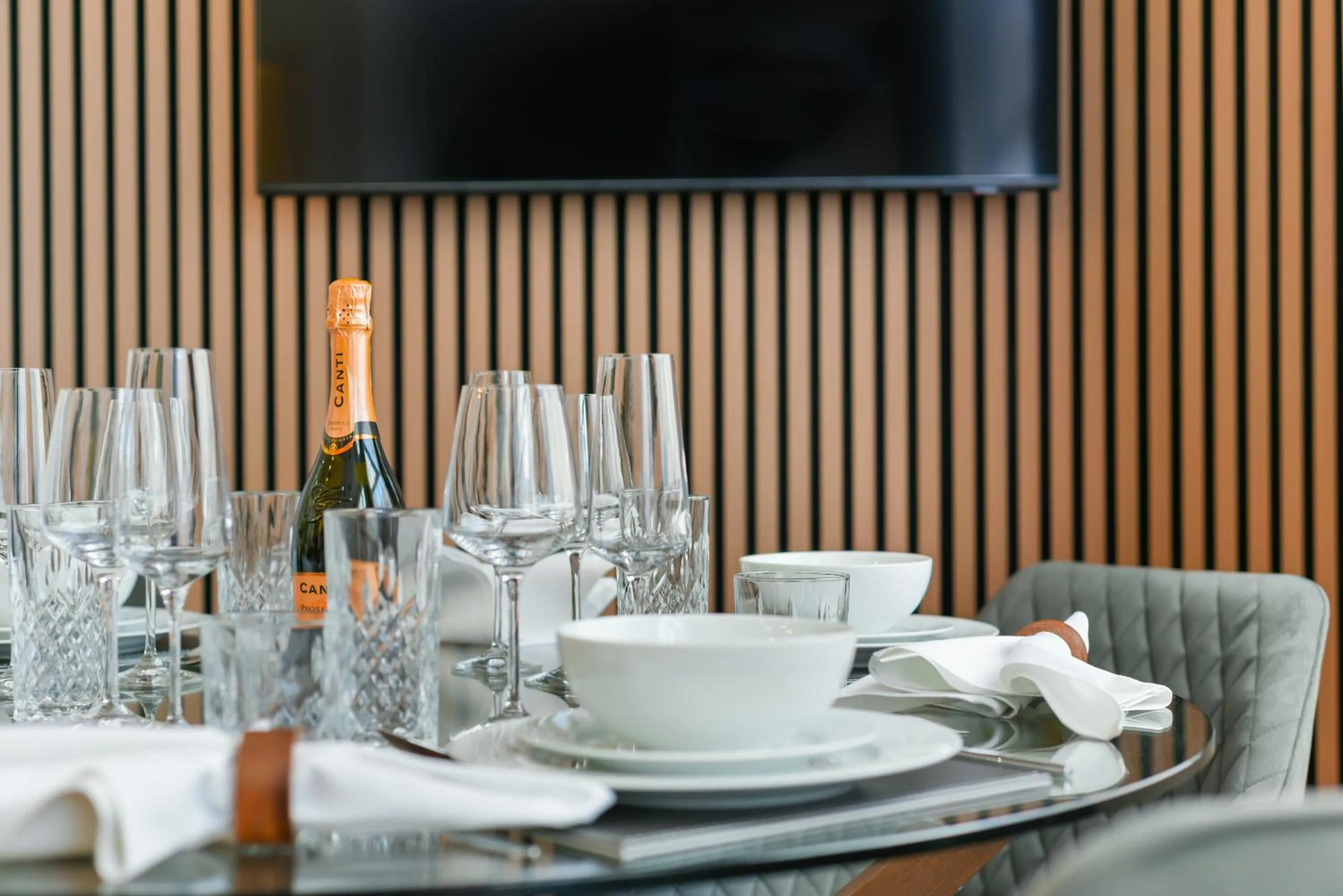 TV and multimedia in Avari Apartments - Hatton Collection