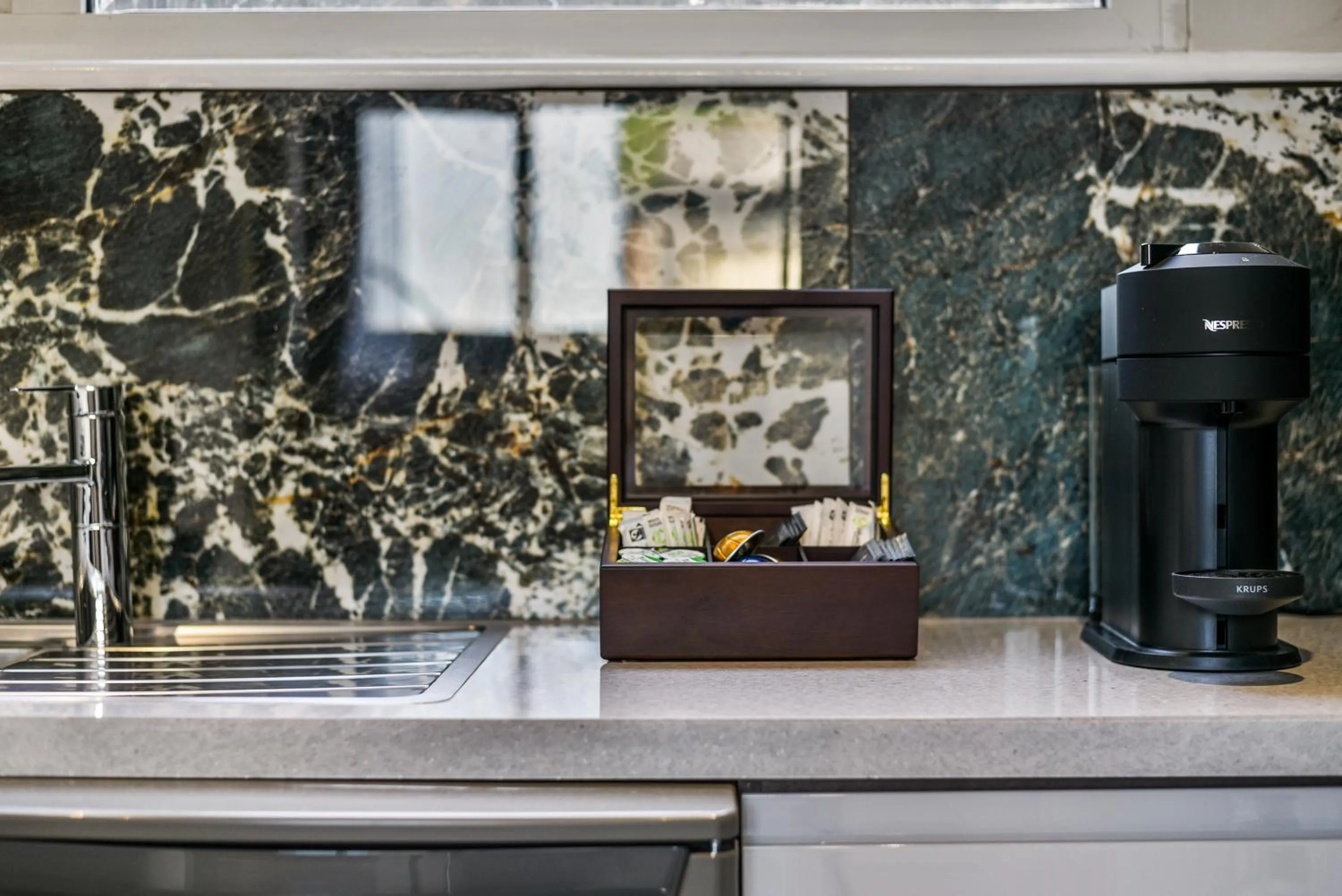 Coffee/tea facilities in Avari Apartments - Hatton Collection