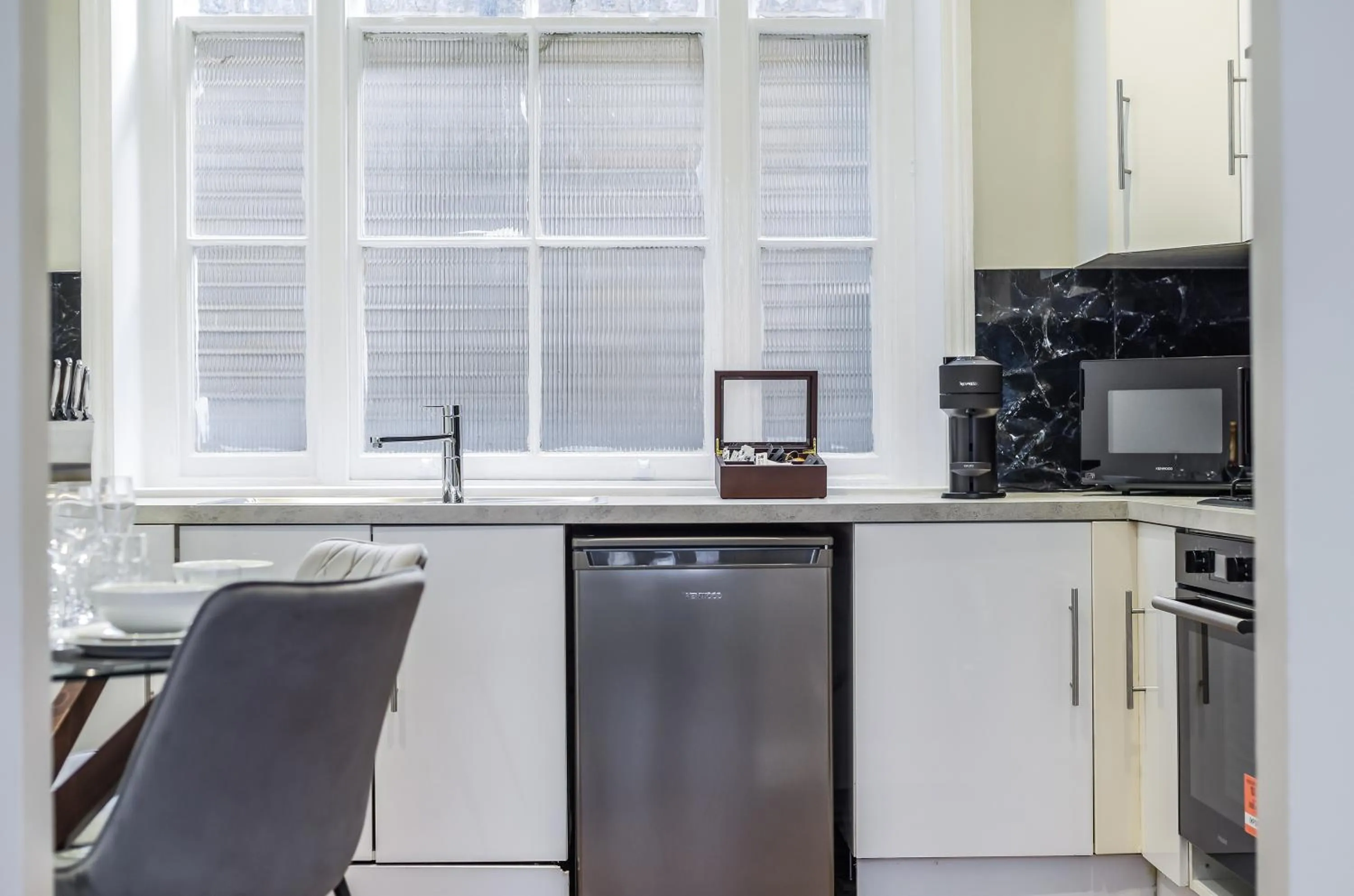 Kitchen or kitchenette in Avari Apartments - Hatton Collection