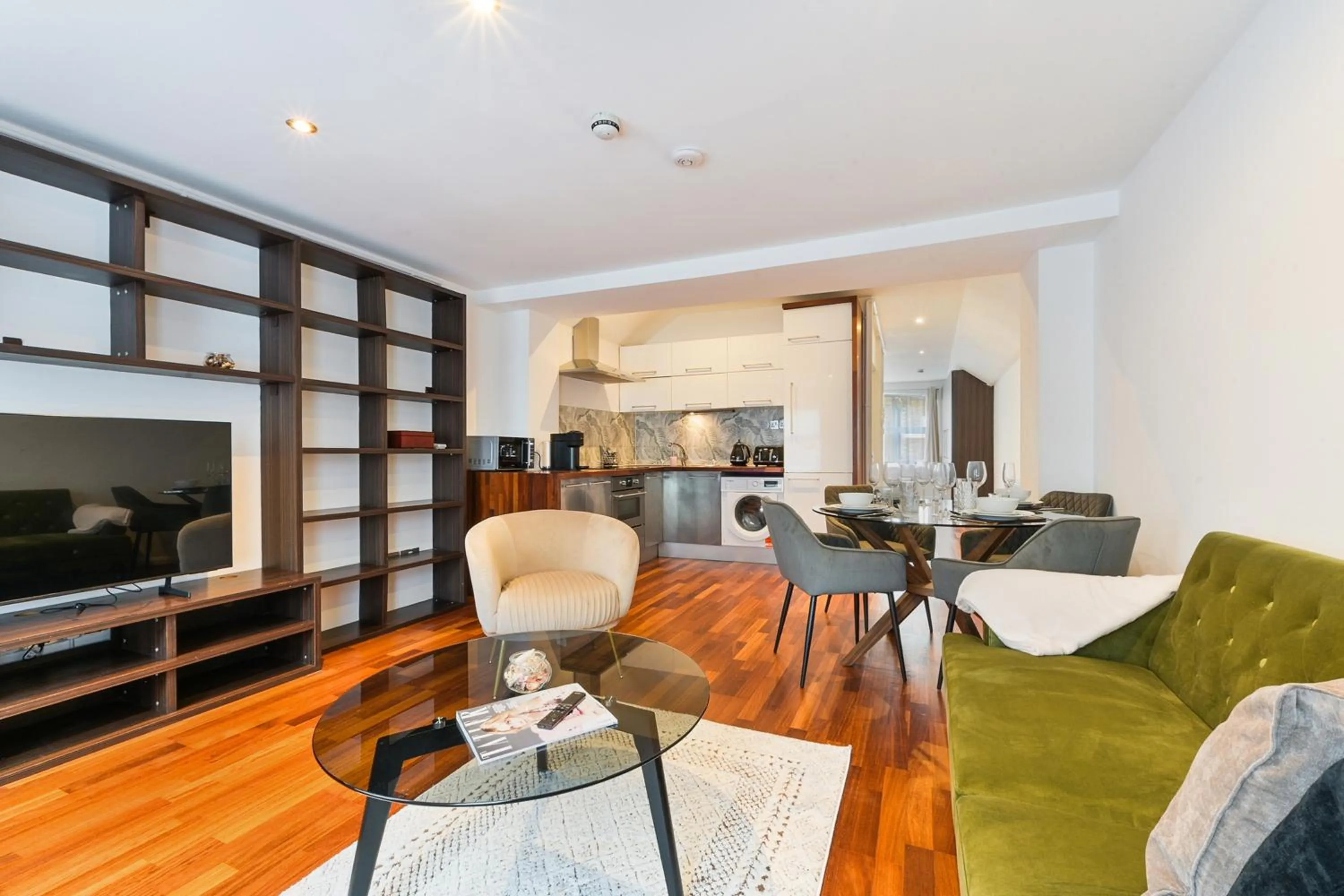 TV and multimedia in Avari Apartments - Hatton Collection