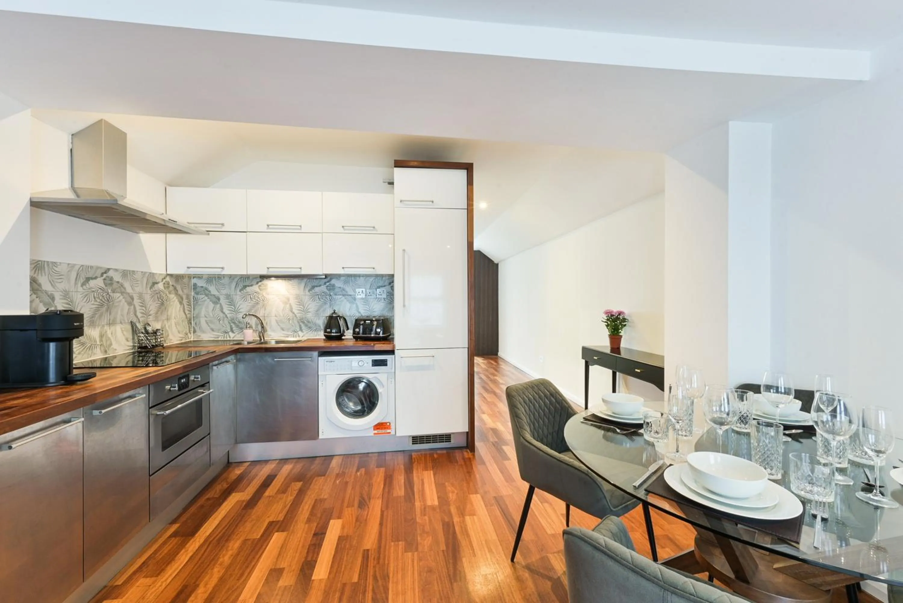 Kitchen or kitchenette in Avari Apartments - Hatton Collection