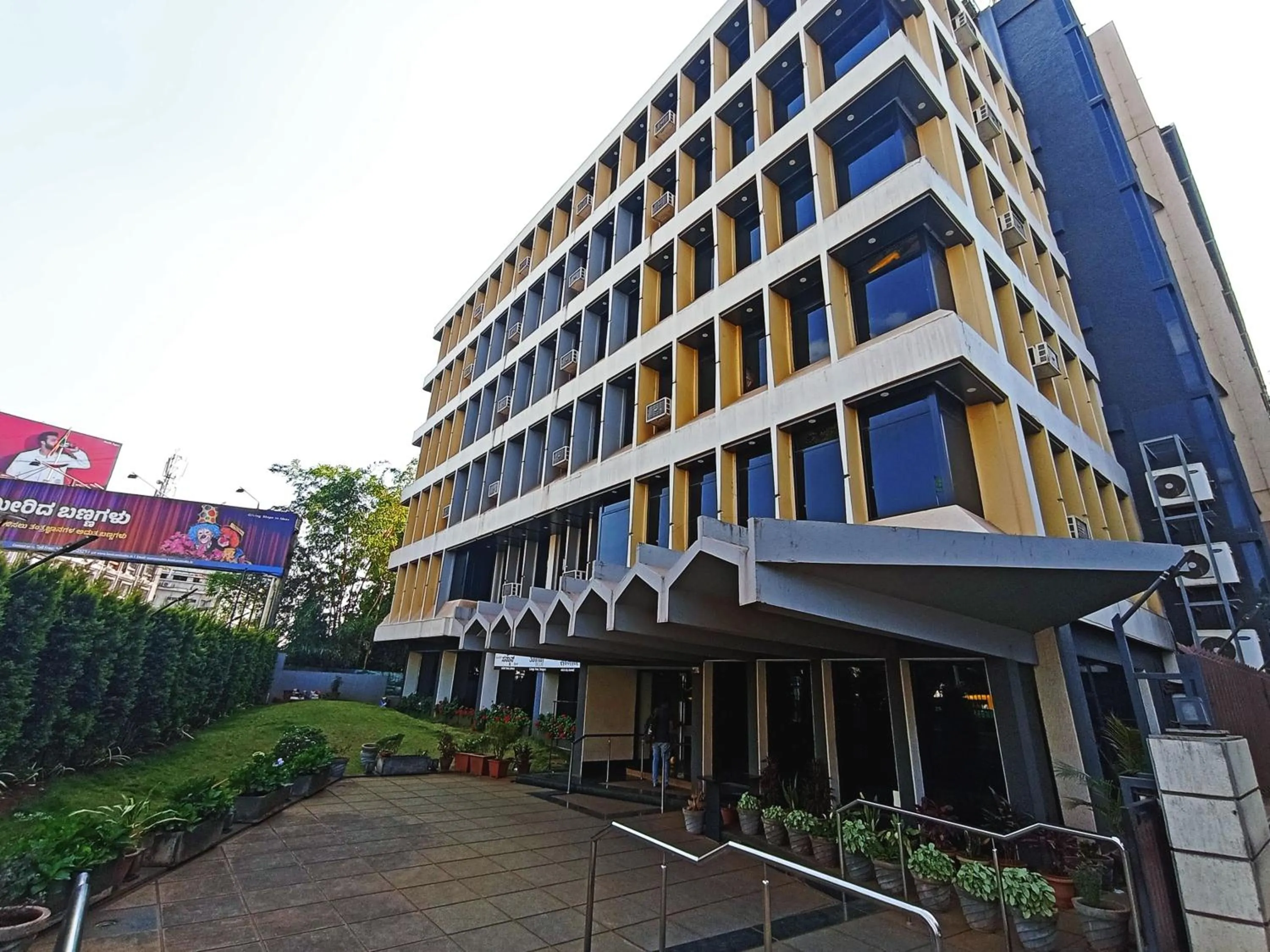 Property building in Sanman Deluxe Lodge