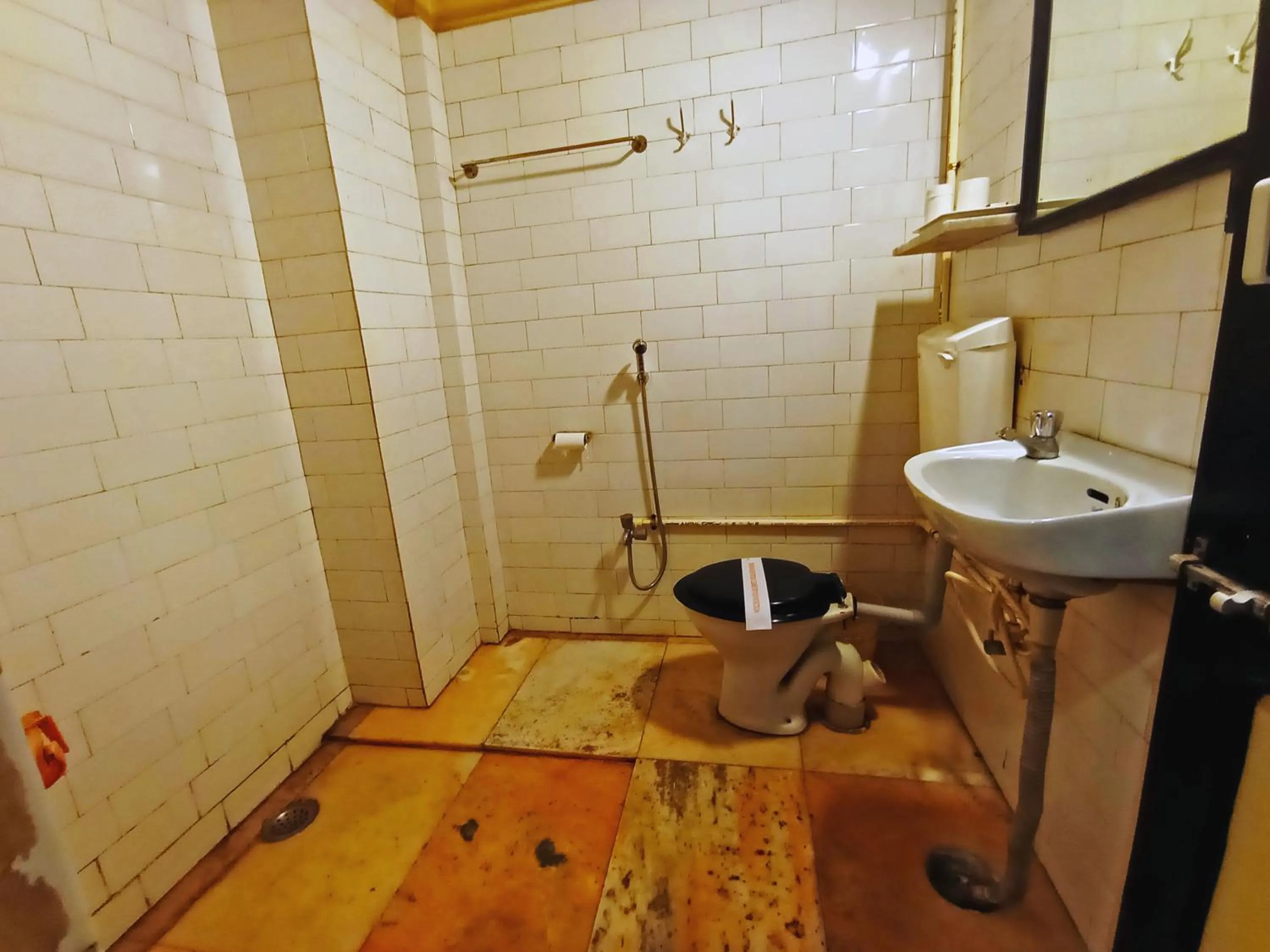 Shower in Sanman Deluxe Lodge