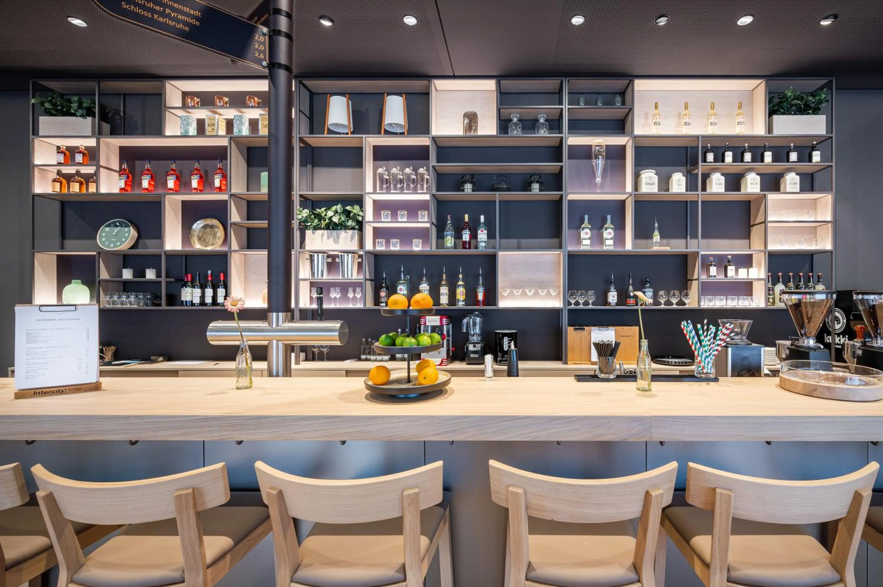 Lounge or bar in IntercityHotel Karlsruhe