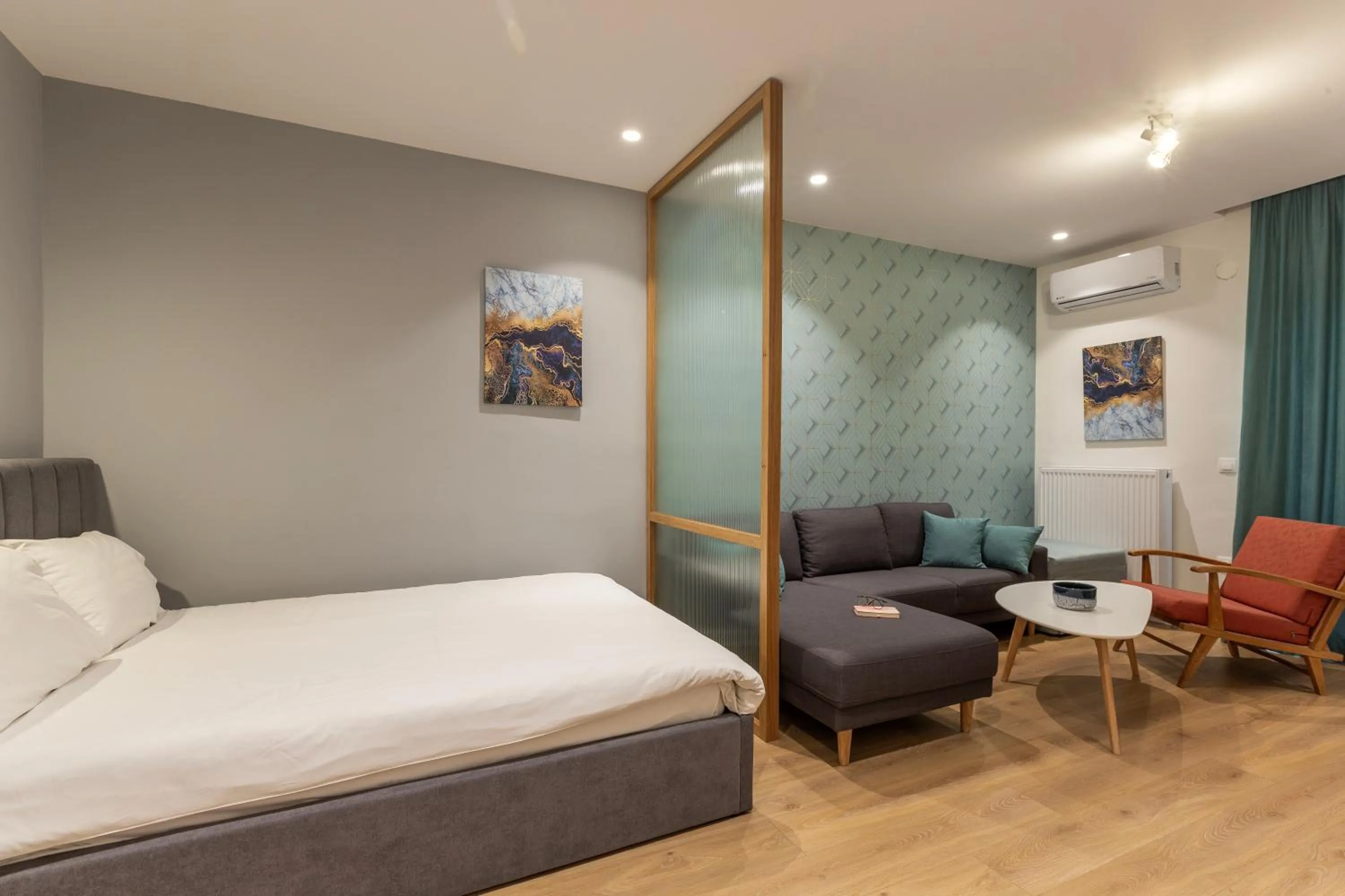 Living room, Bed in The Caravan Apartments