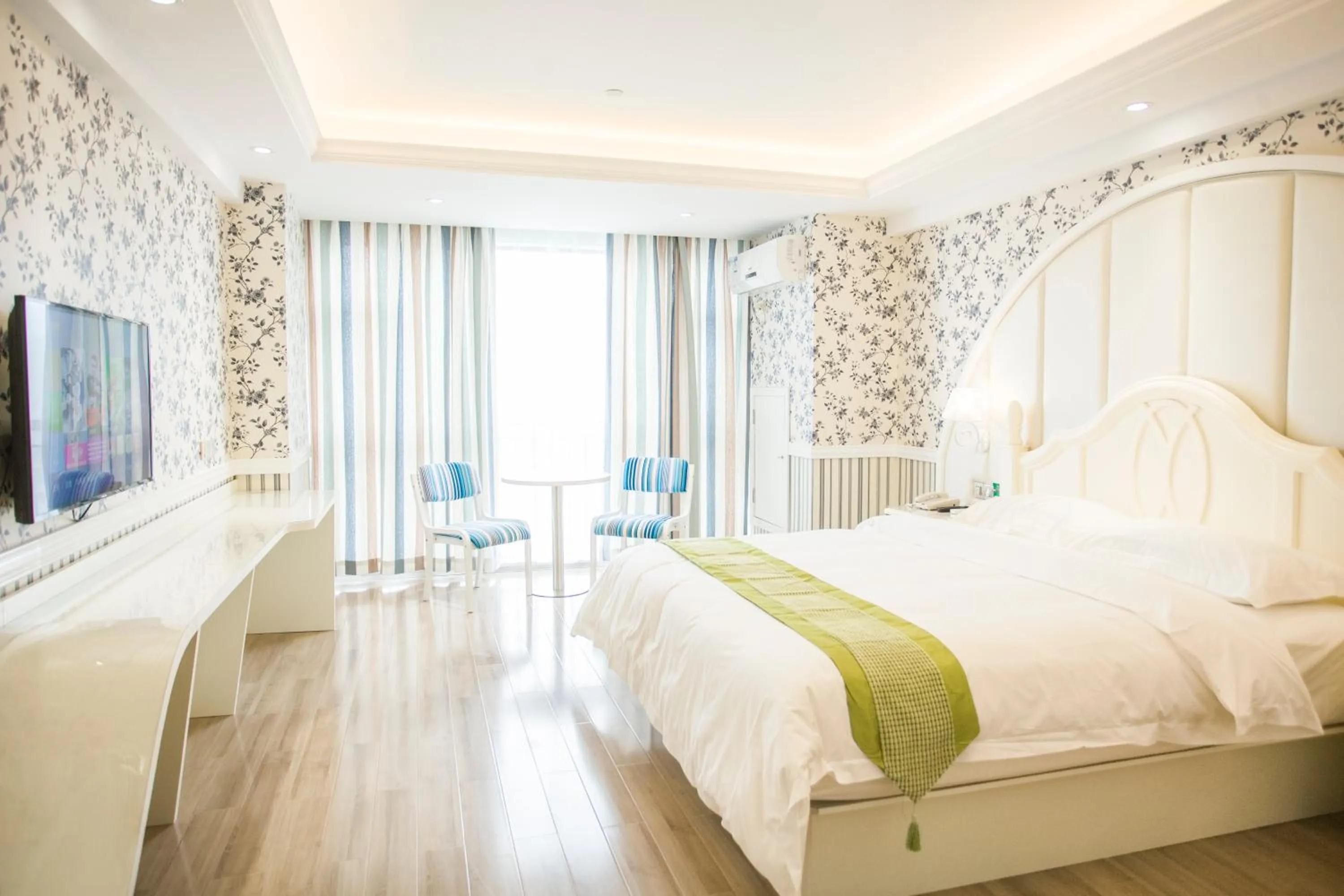 Bed in Morninginn, Zhangjiajie Tianmen Mountain