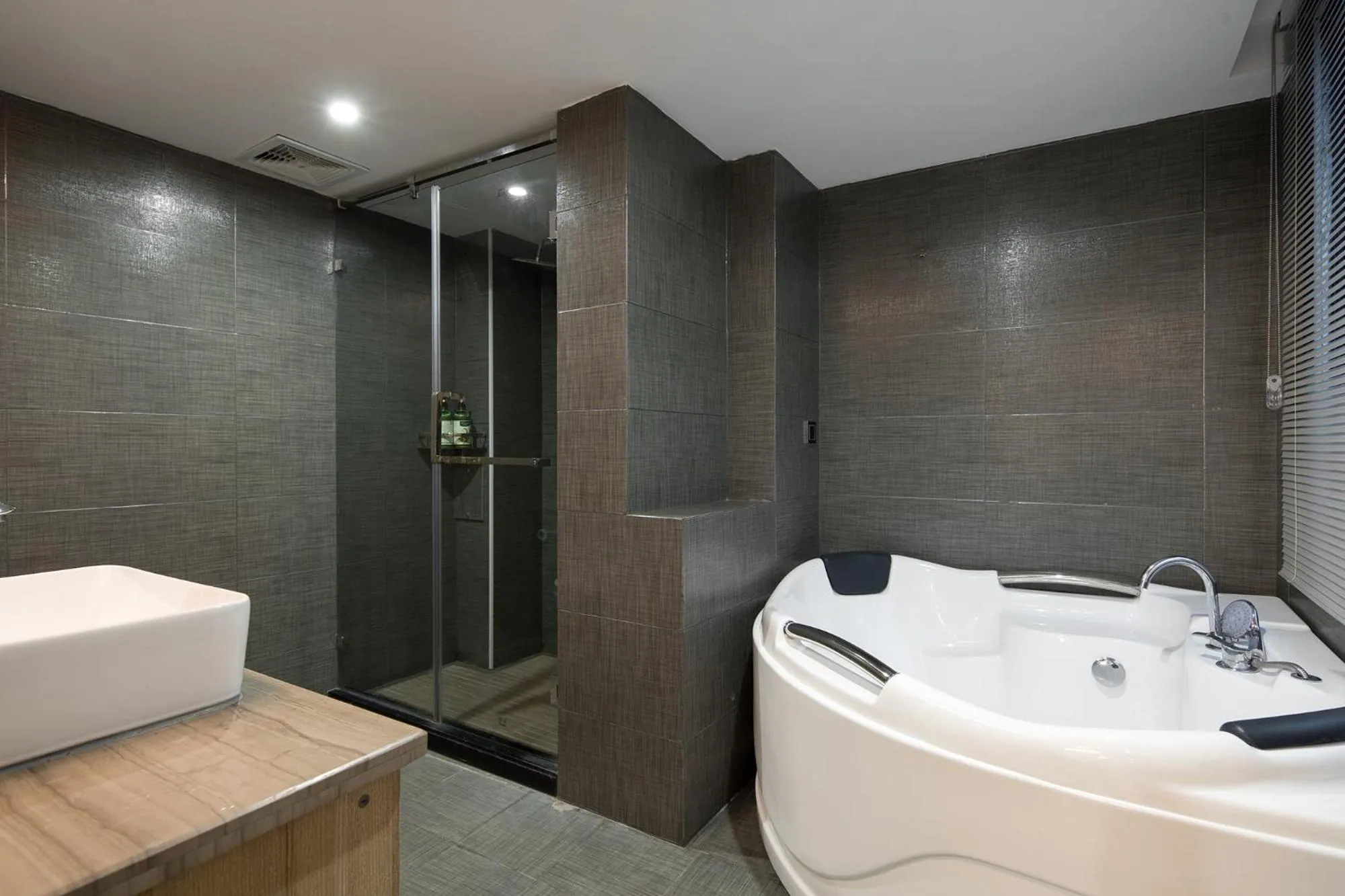 Bath in Morninginn, Phoenix Ancient City Tuojiang