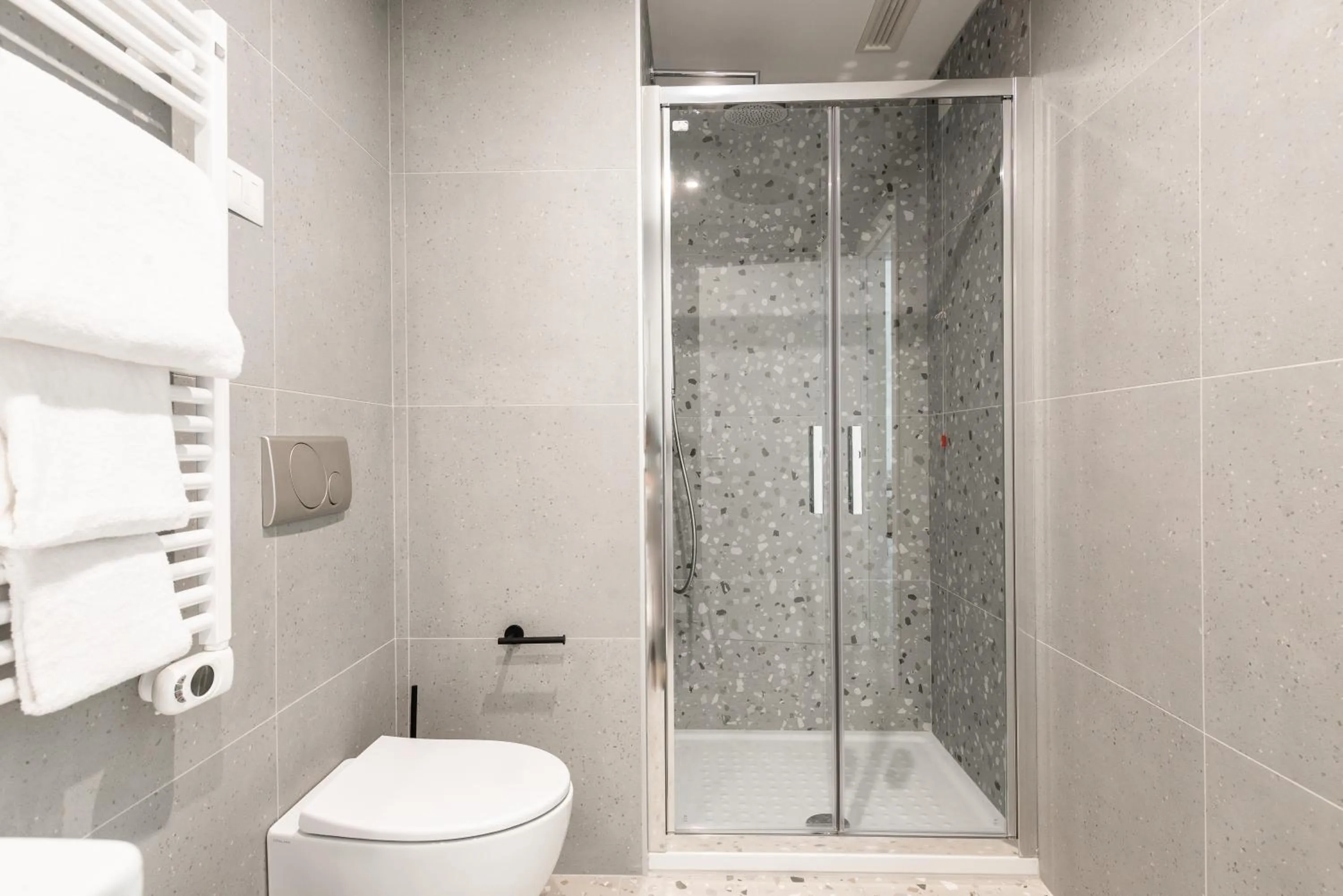 Shower in Numa Rome Verso