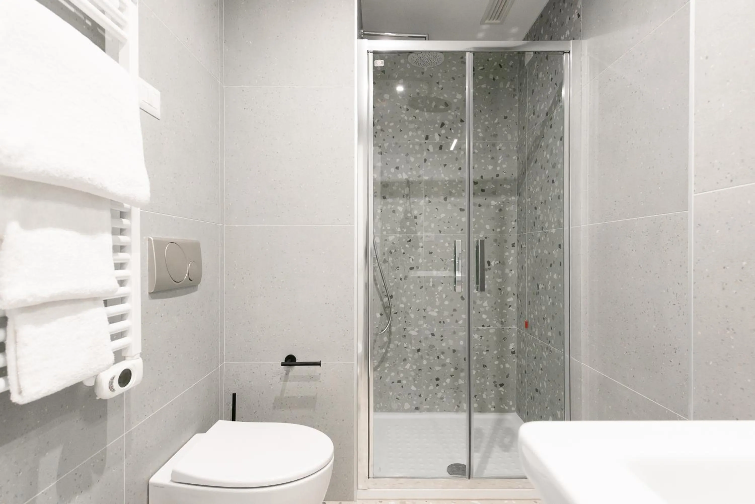 Shower in Numa Rome Verso