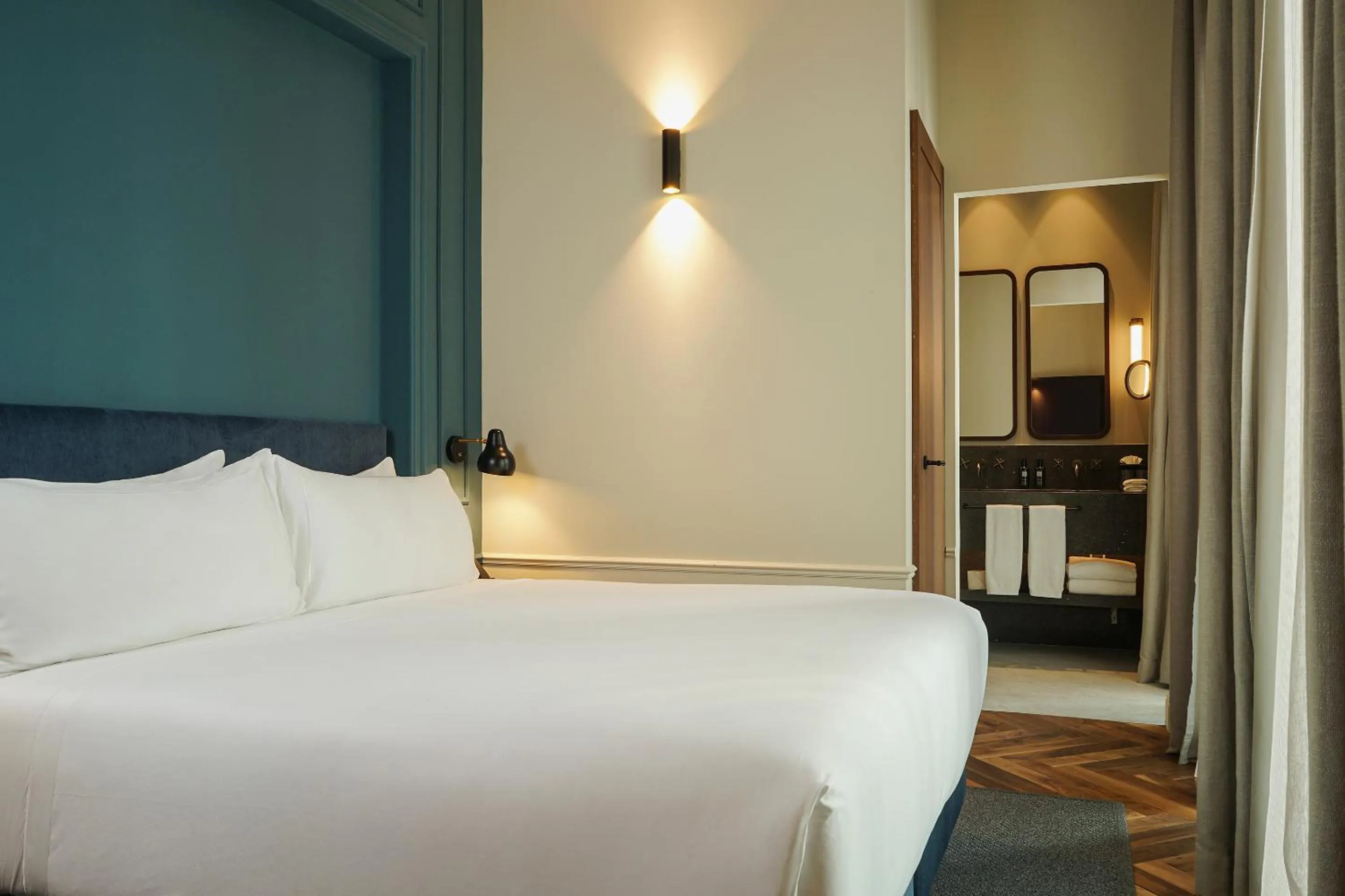 Photo of the whole room, Bed in Mercer Plaza Sevilla 5 GL