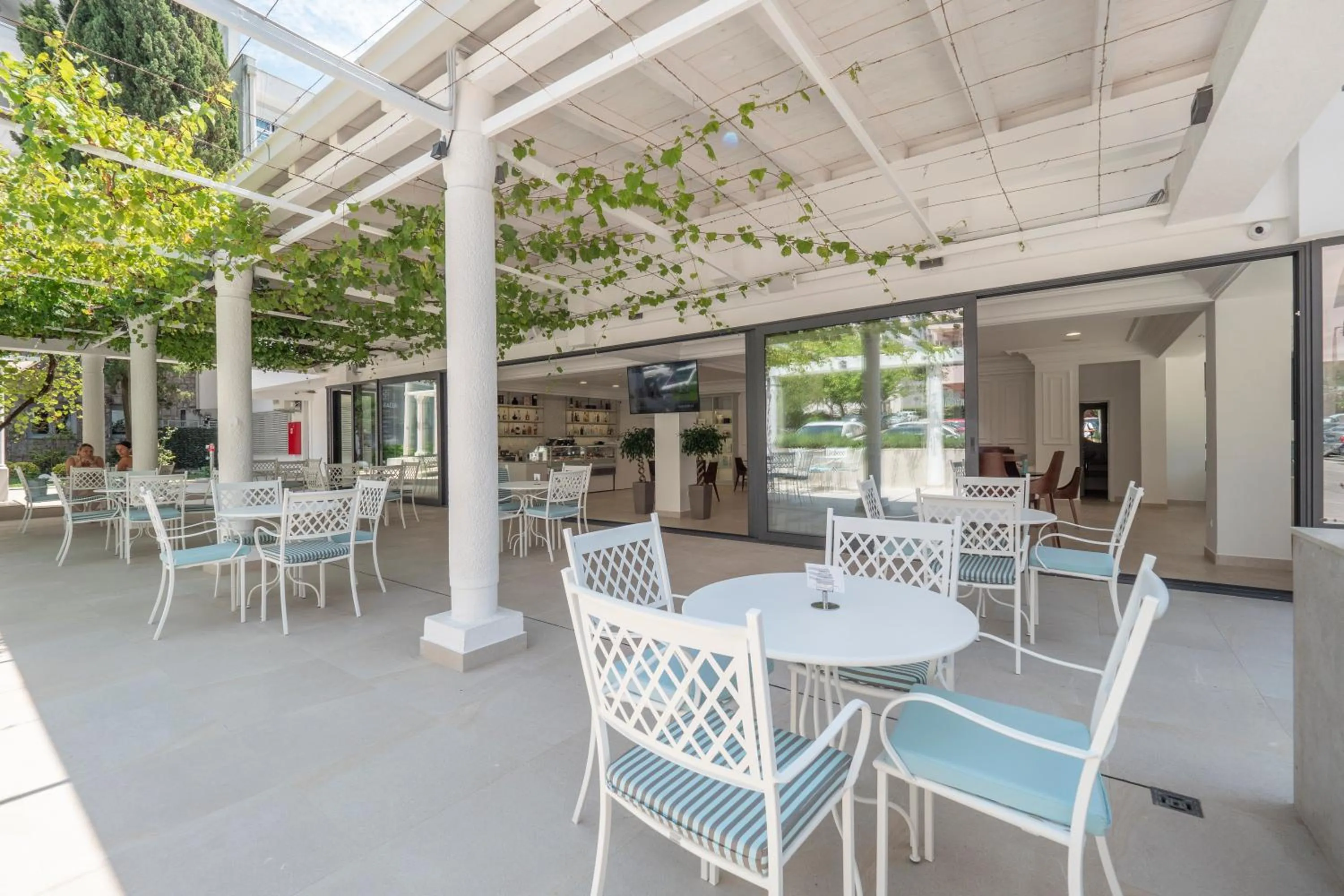 Restaurant/places to eat in Hotel Montenegro