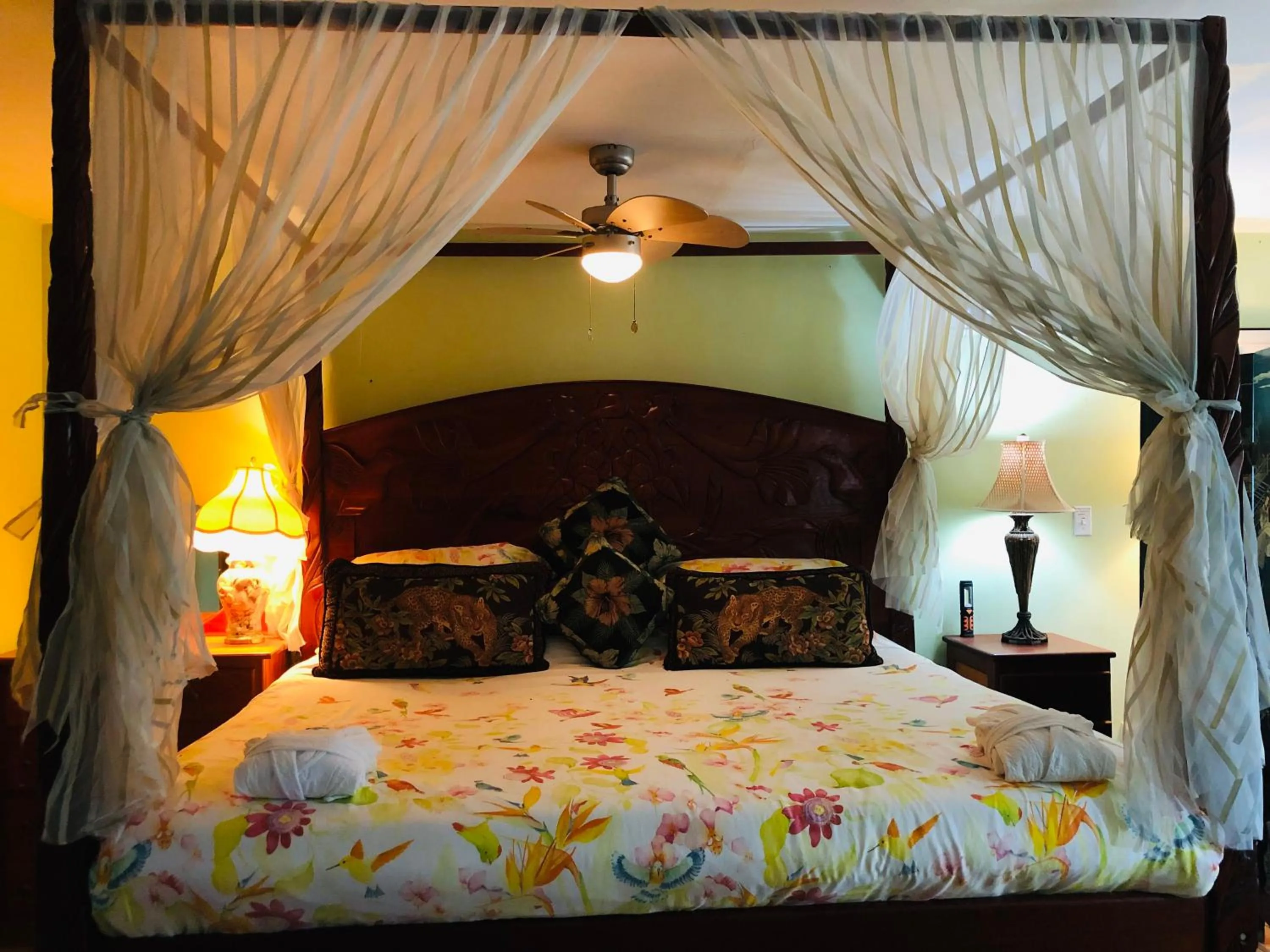 Bed in Coral Cove Inn
