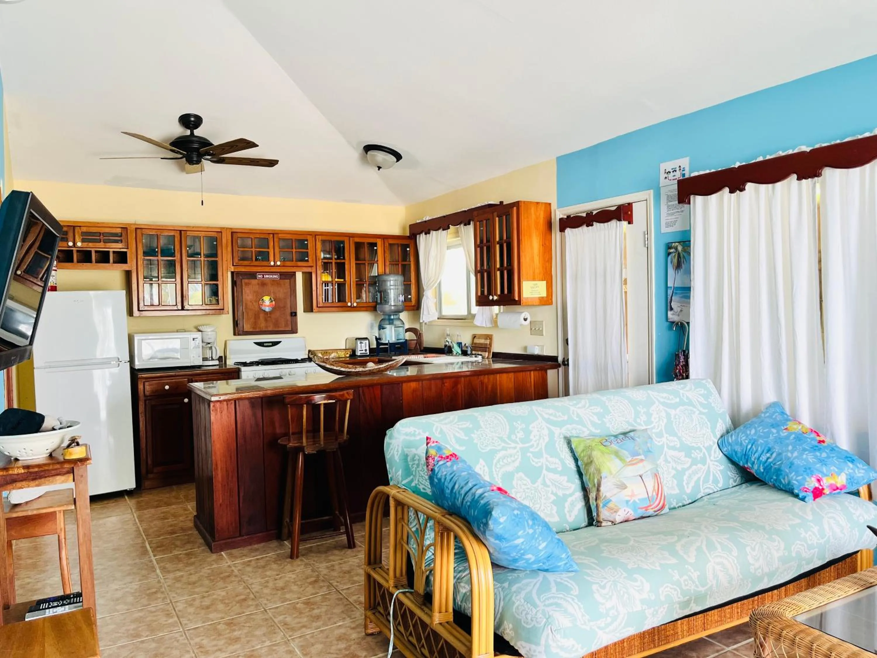 Kitchen or kitchenette in Coral Cove Inn