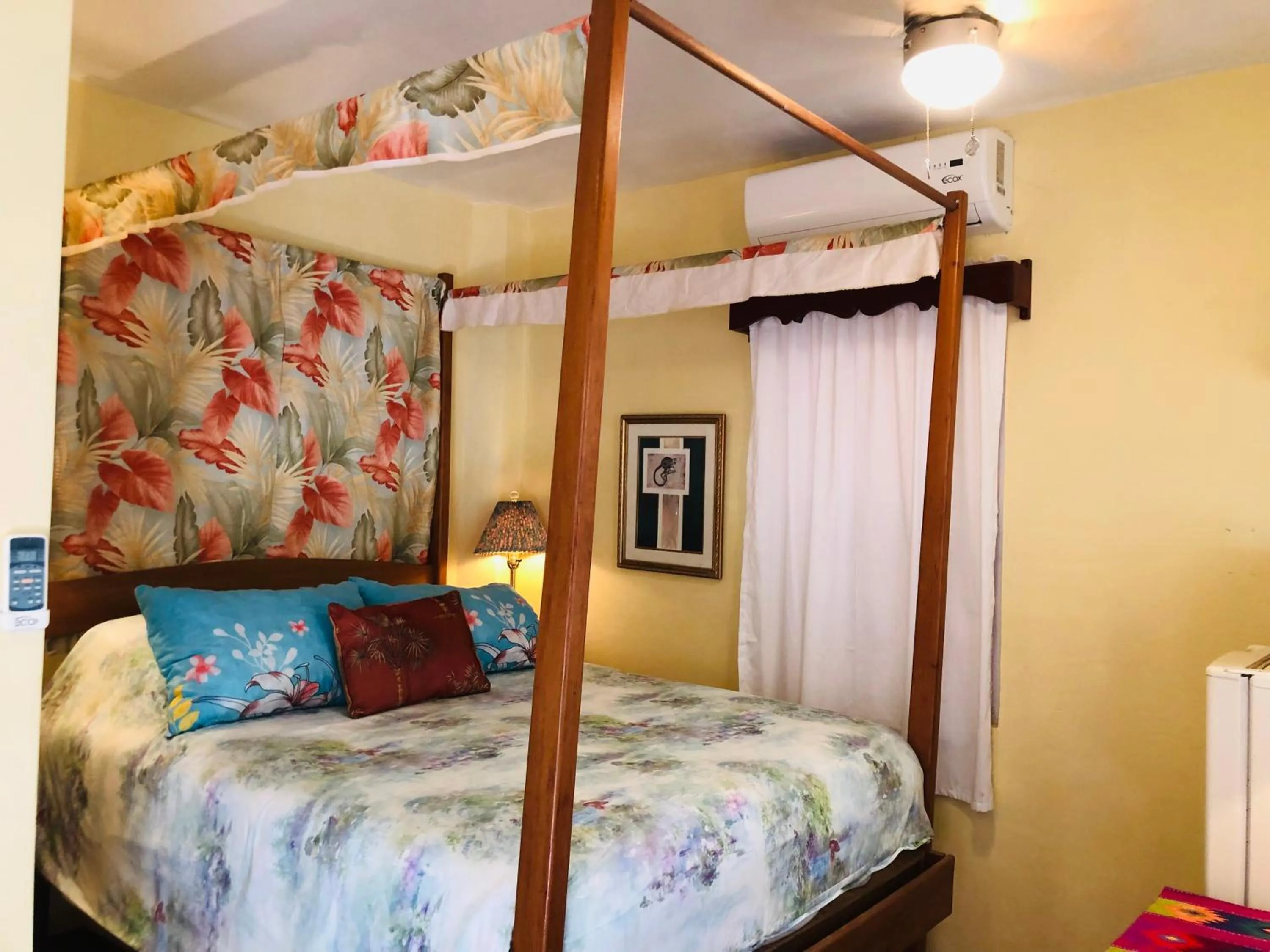 Bed in Coral Cove Inn