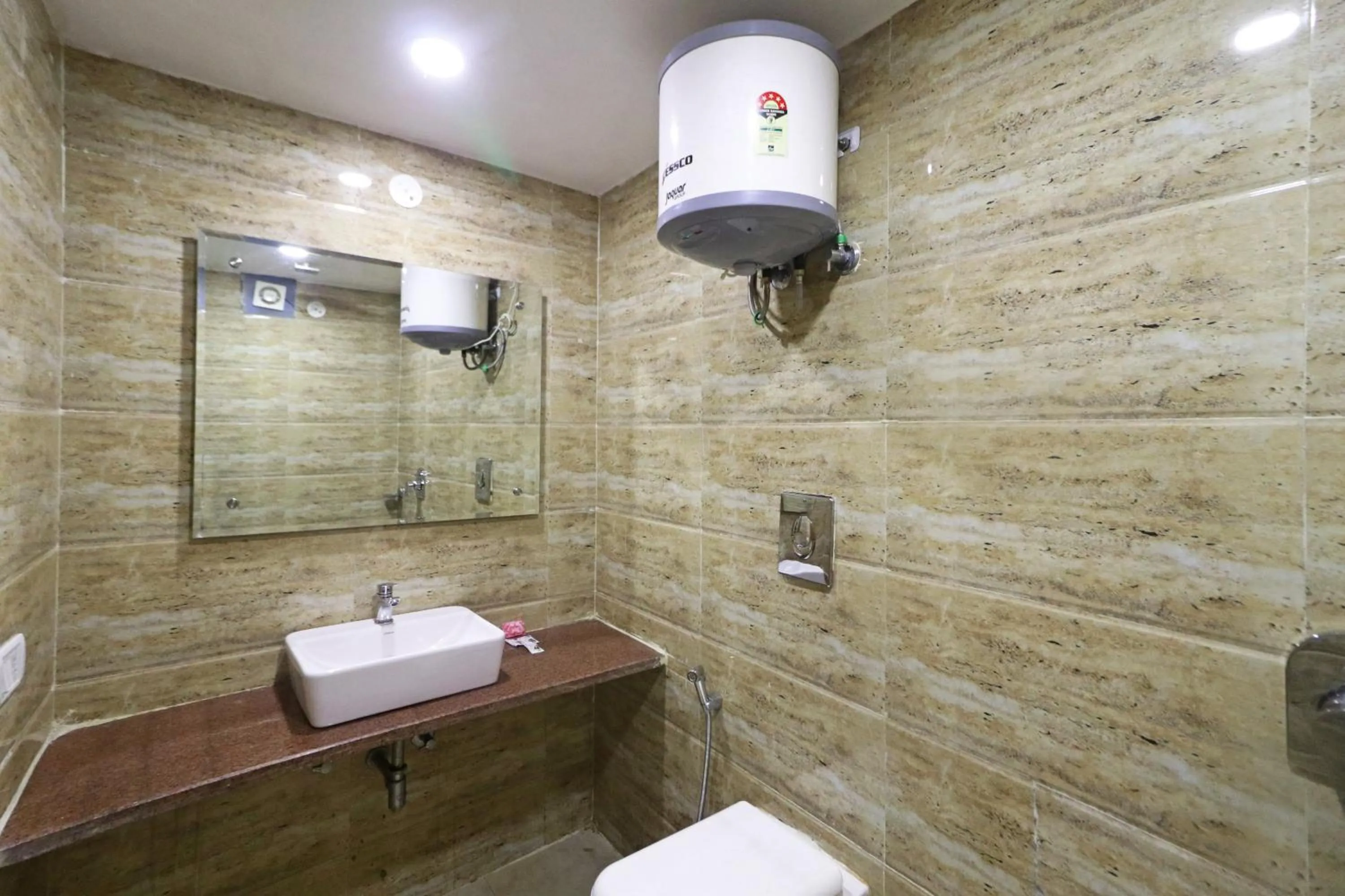 Shower in Hotel D'Capitol - Delhi Airport