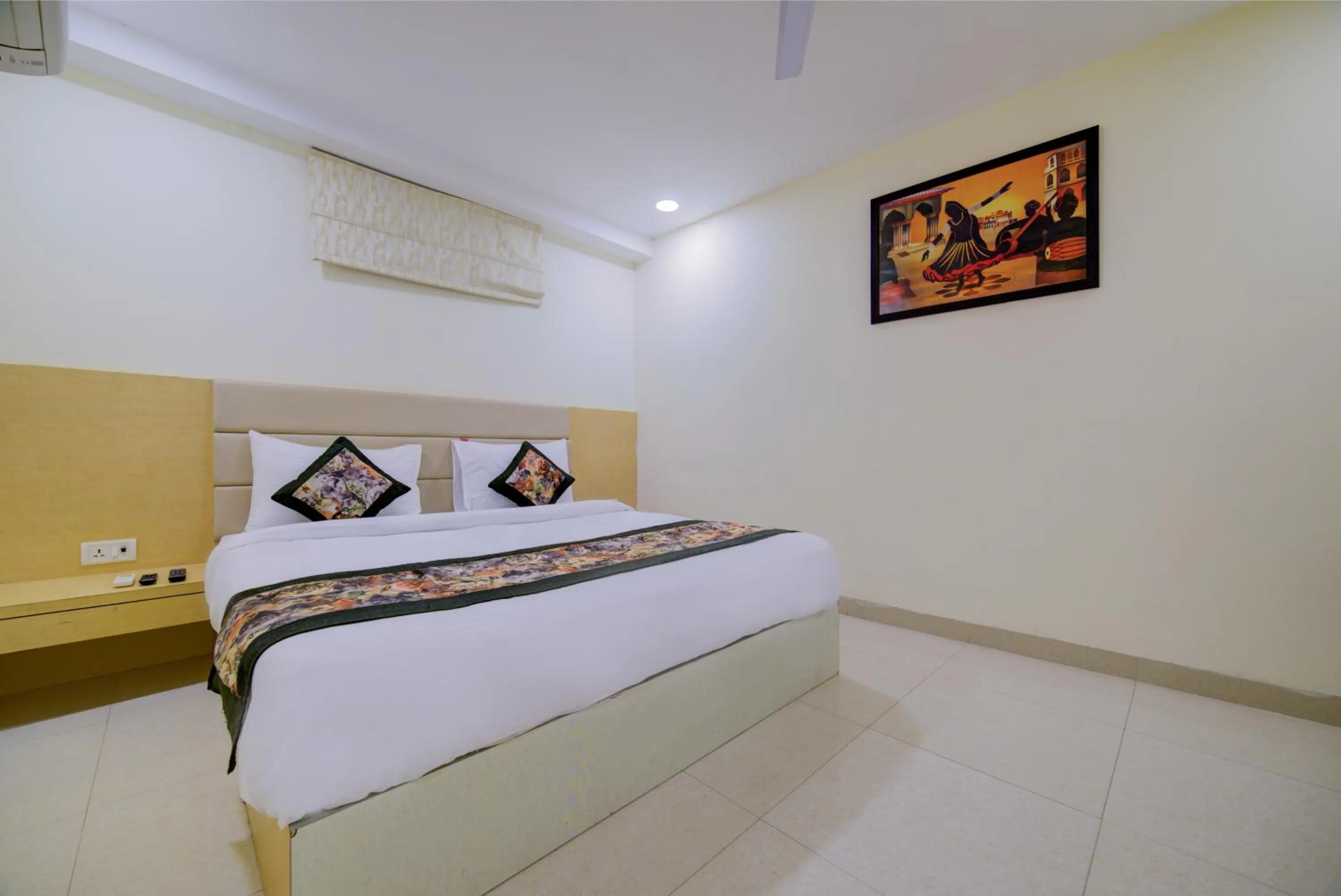 Bed in Hotel D'Capitol - Delhi Airport