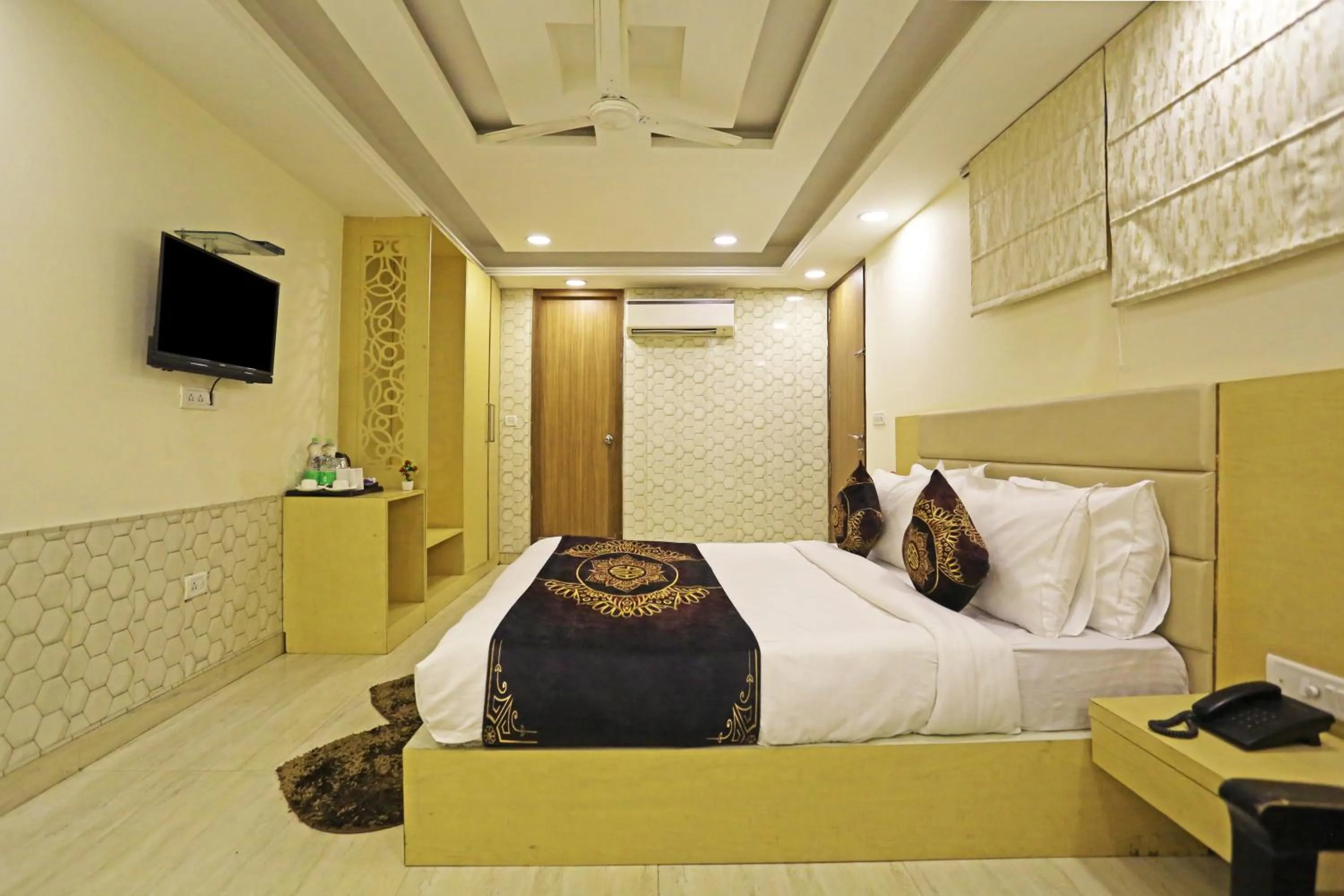 Bed in Hotel D'Capitol - Delhi Airport