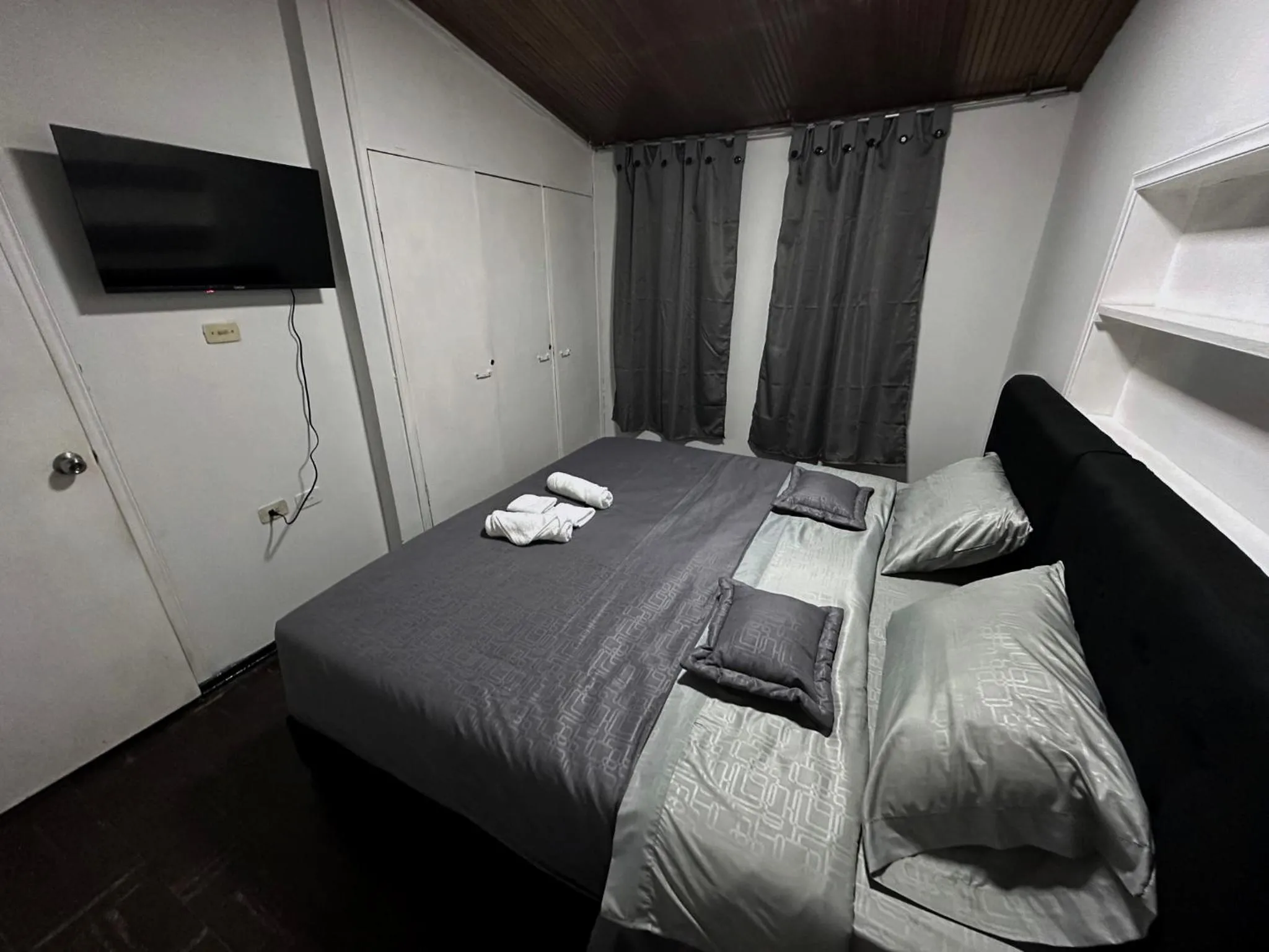 Photo of the whole room, Bed in H&L BOUTIQUE