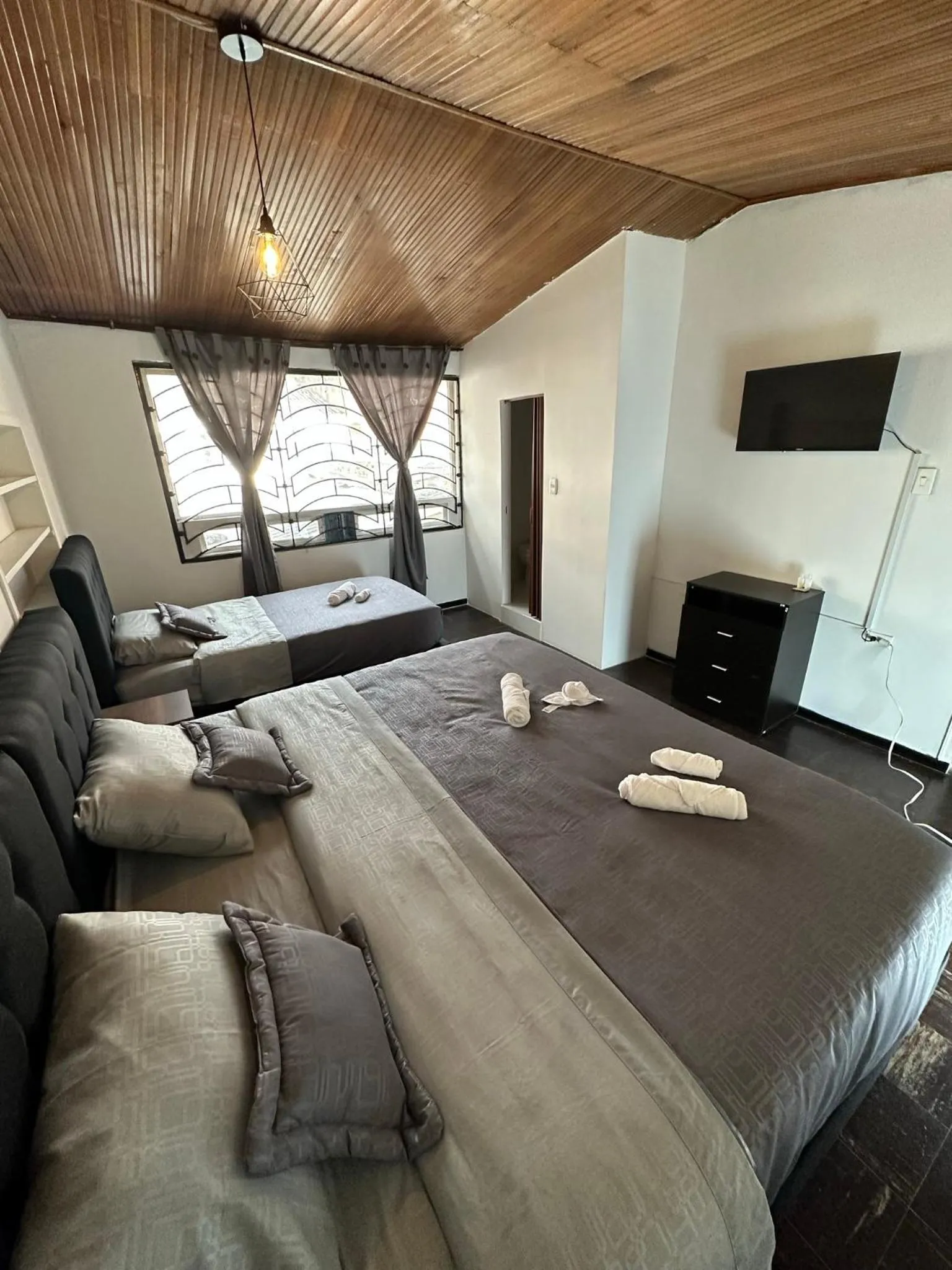 Photo of the whole room, Bed in H&L BOUTIQUE